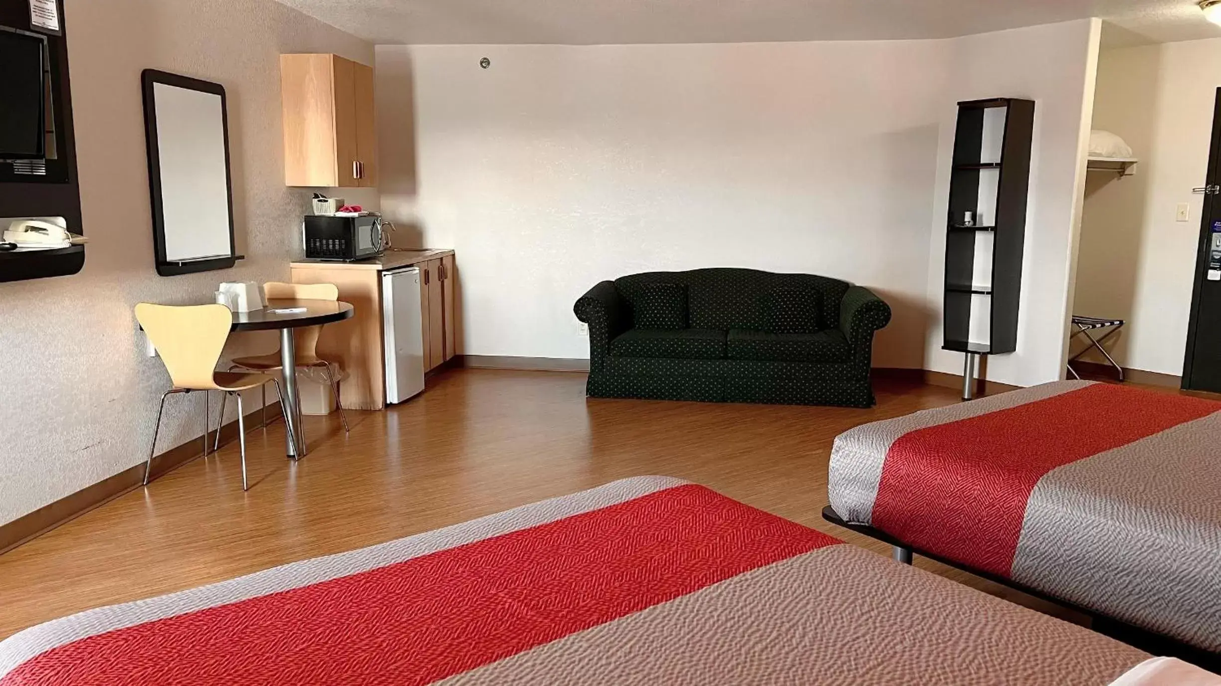 Bedroom, Seating Area in Motel 6-Regina, SK