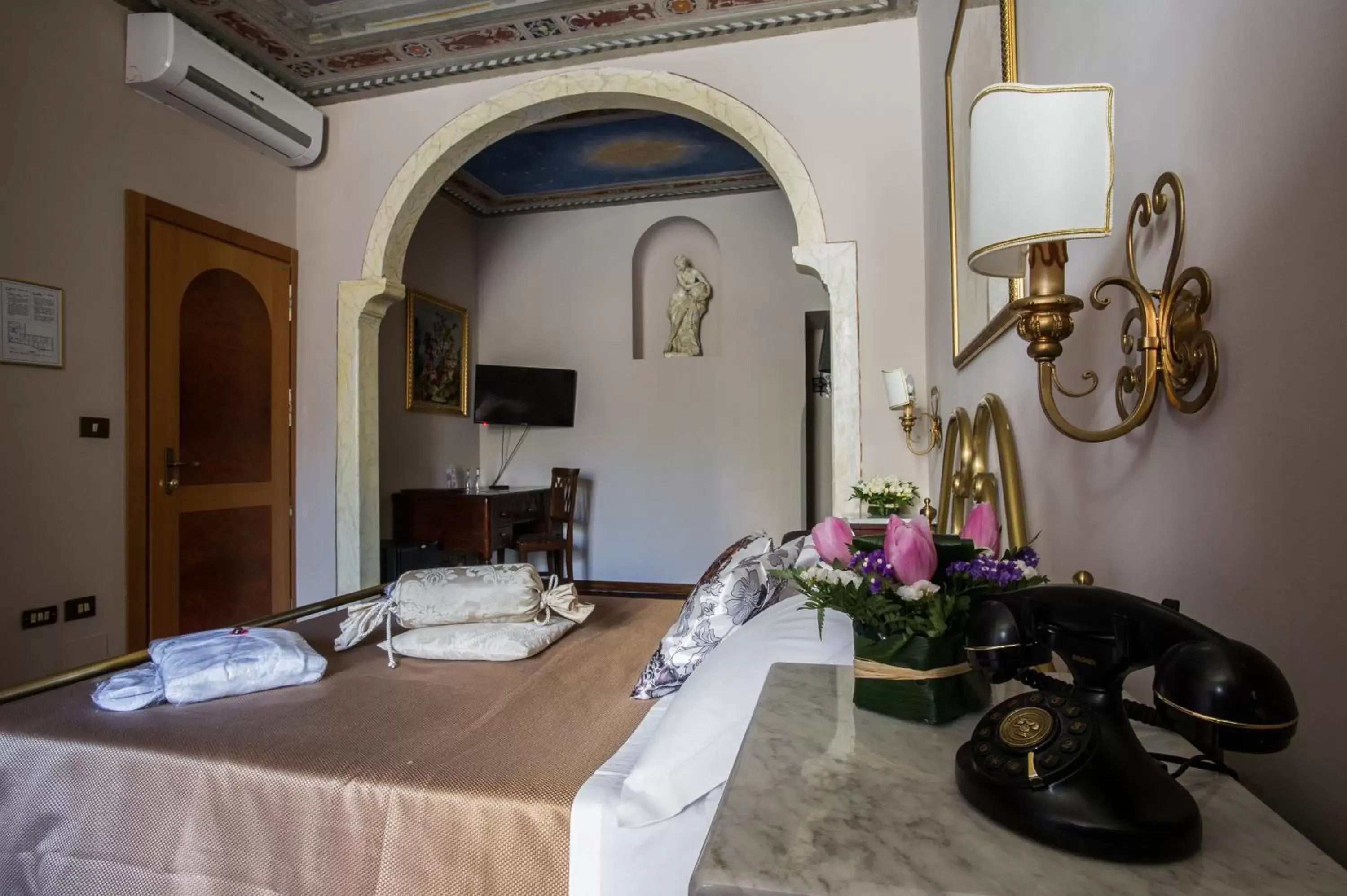 Bed, Dining Area in Hotel Residenza In Farnese