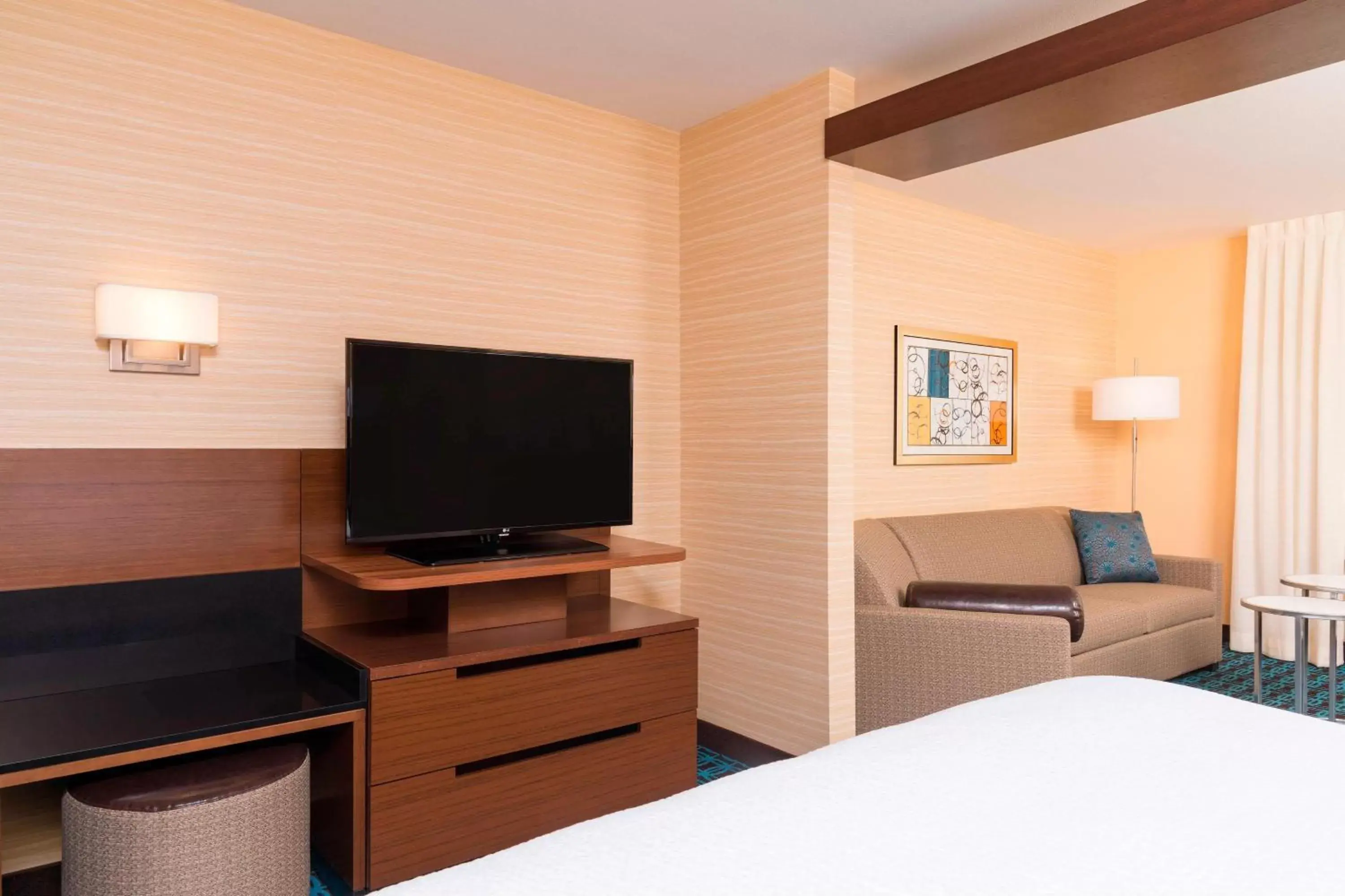Bedroom, TV/Entertainment Center in Fairfield Inn & Suites by Marriott Indianapolis Fishers