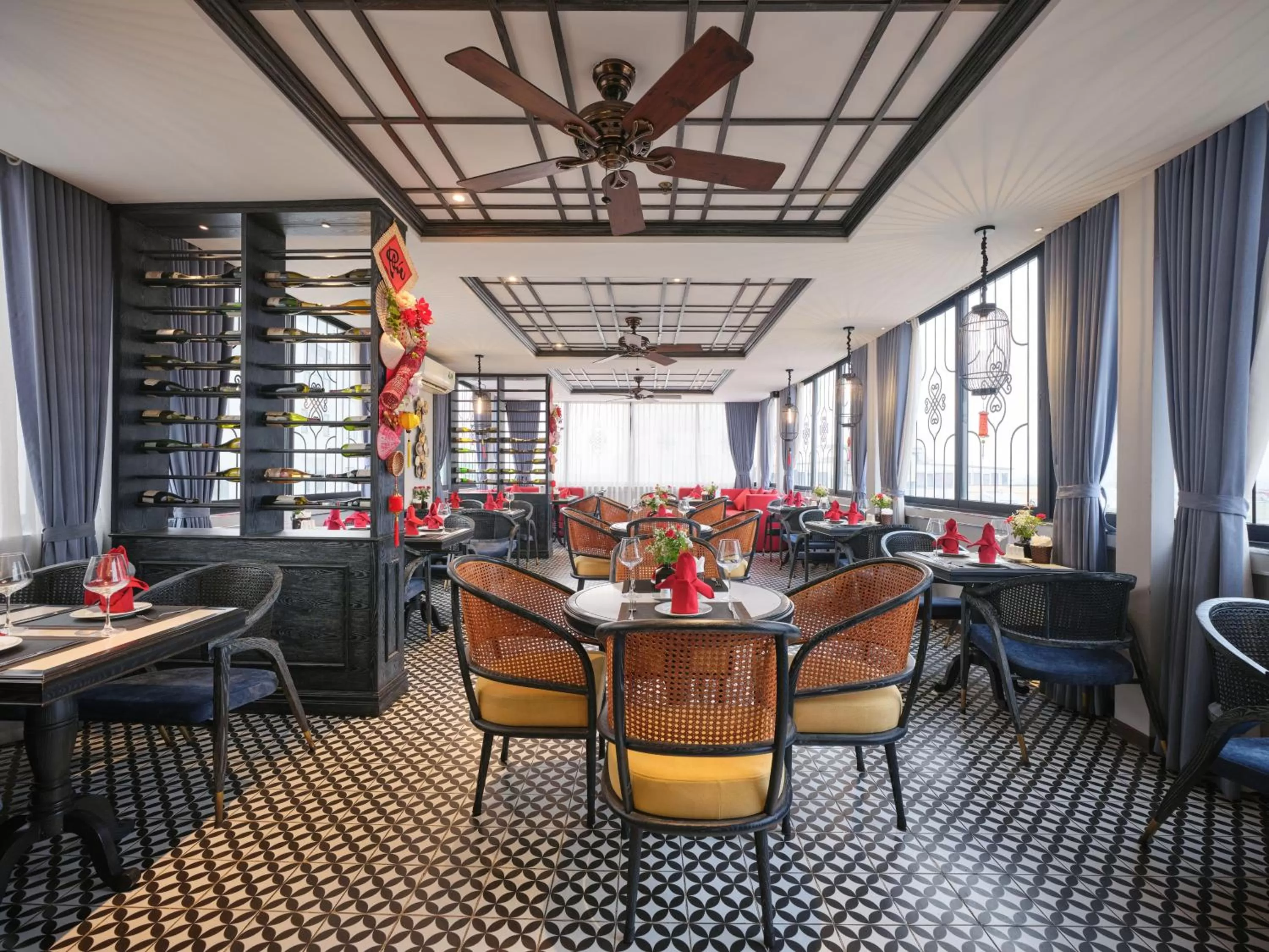 Restaurant/places to eat in Shining Central Hotel & Spa