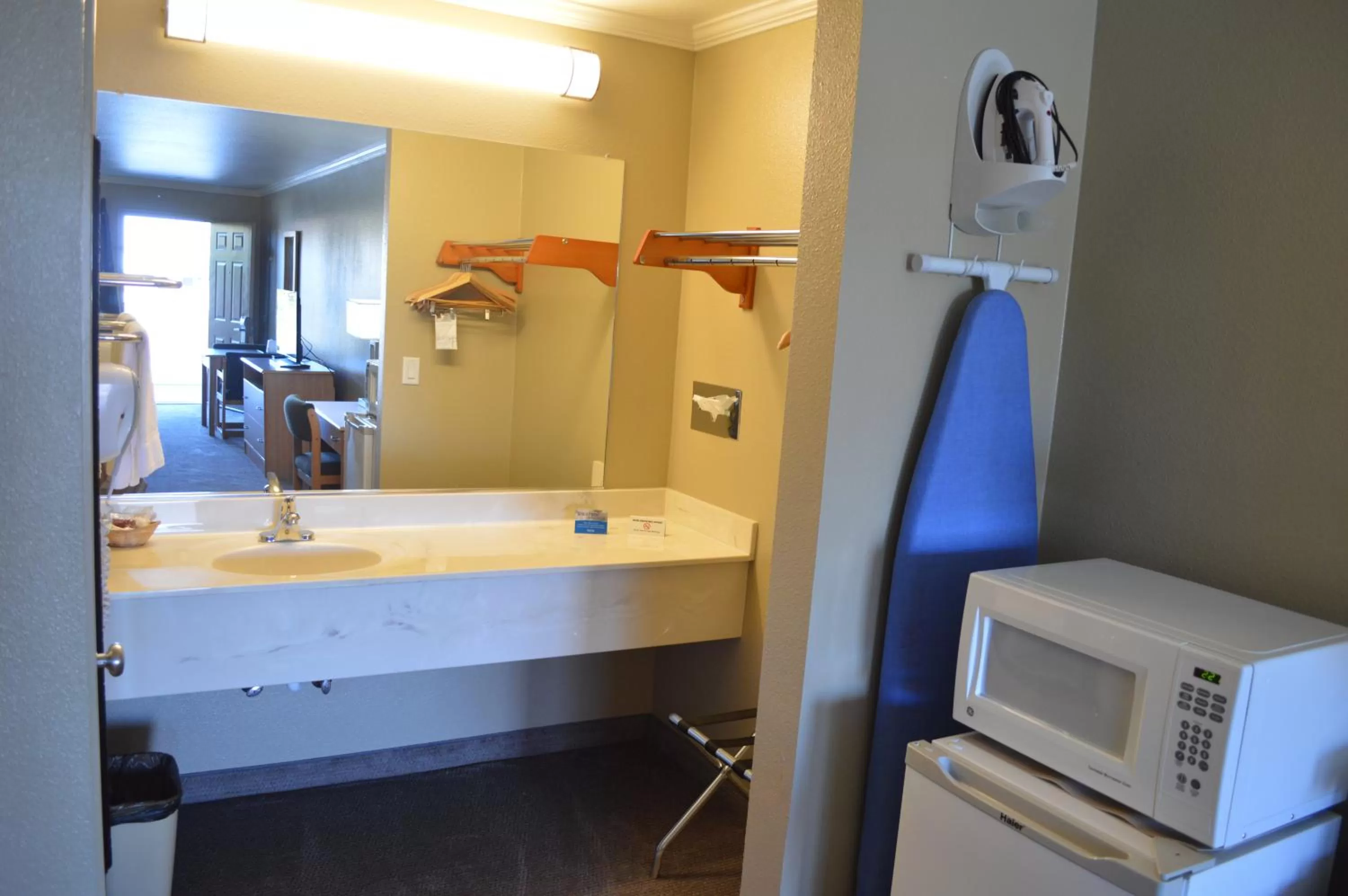 Decorative detail in Budget Inn