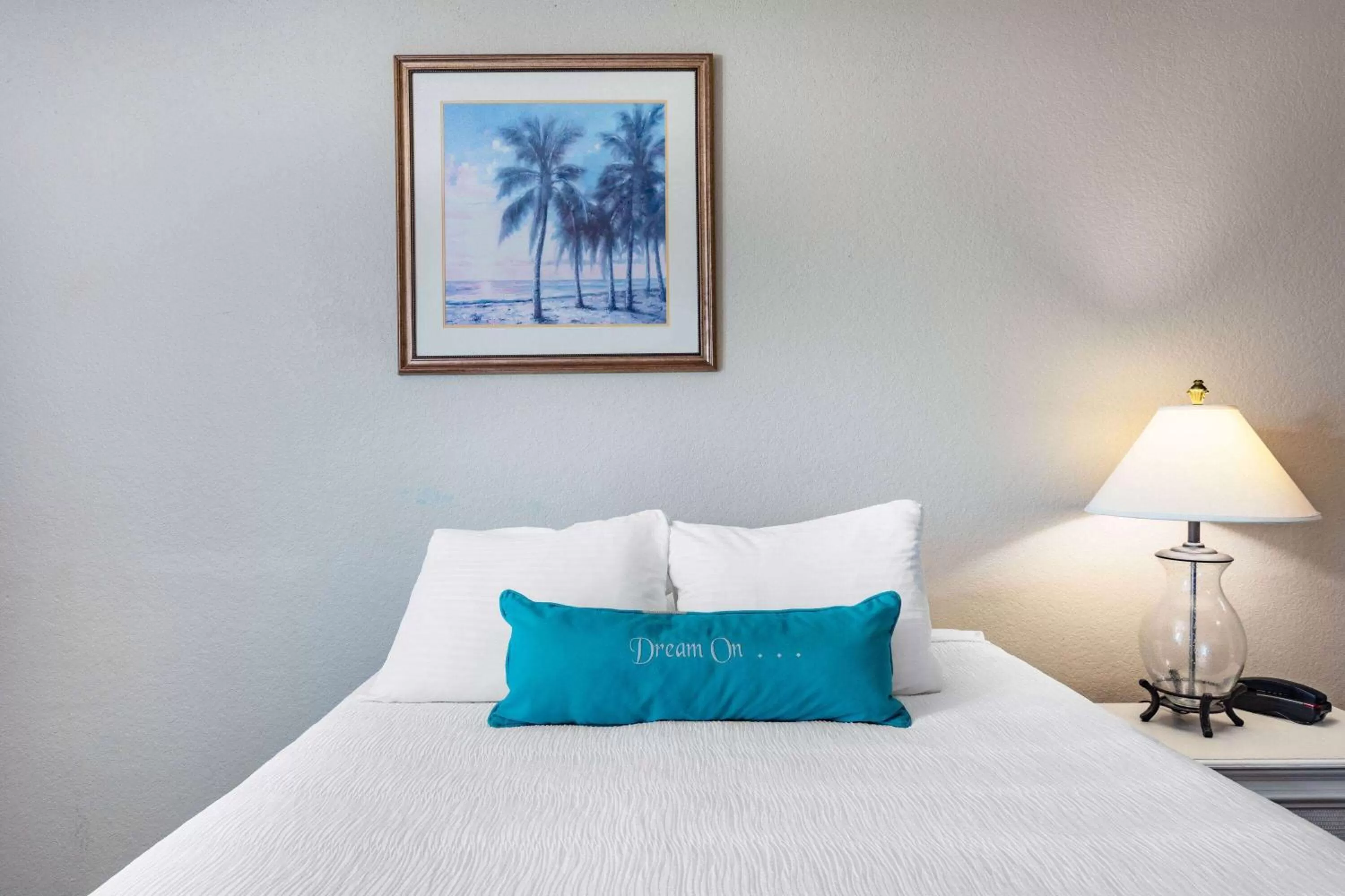 Bed in Coconut Palms Beach Resort II