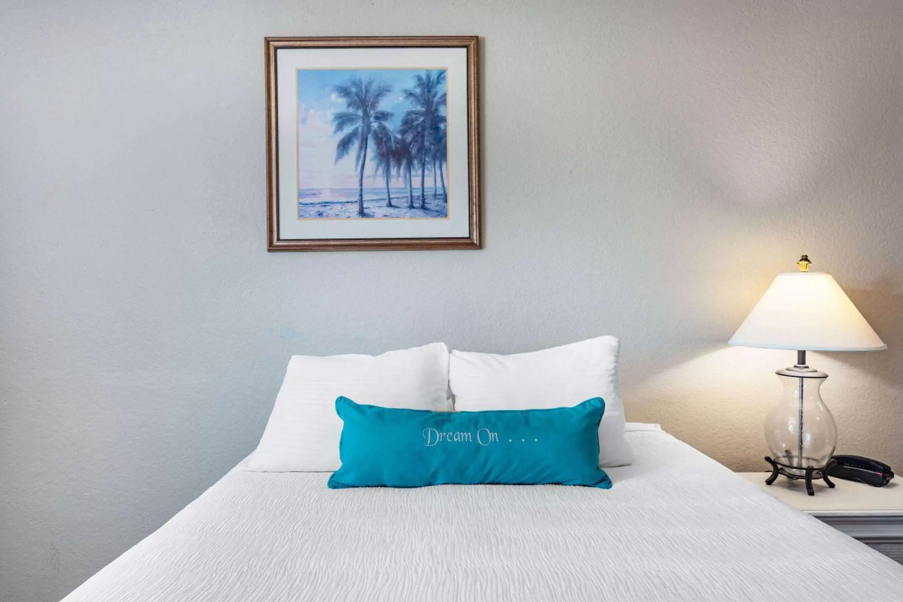 Bed in Coconut Palms Beach Resort II a Ramada by Wyndham