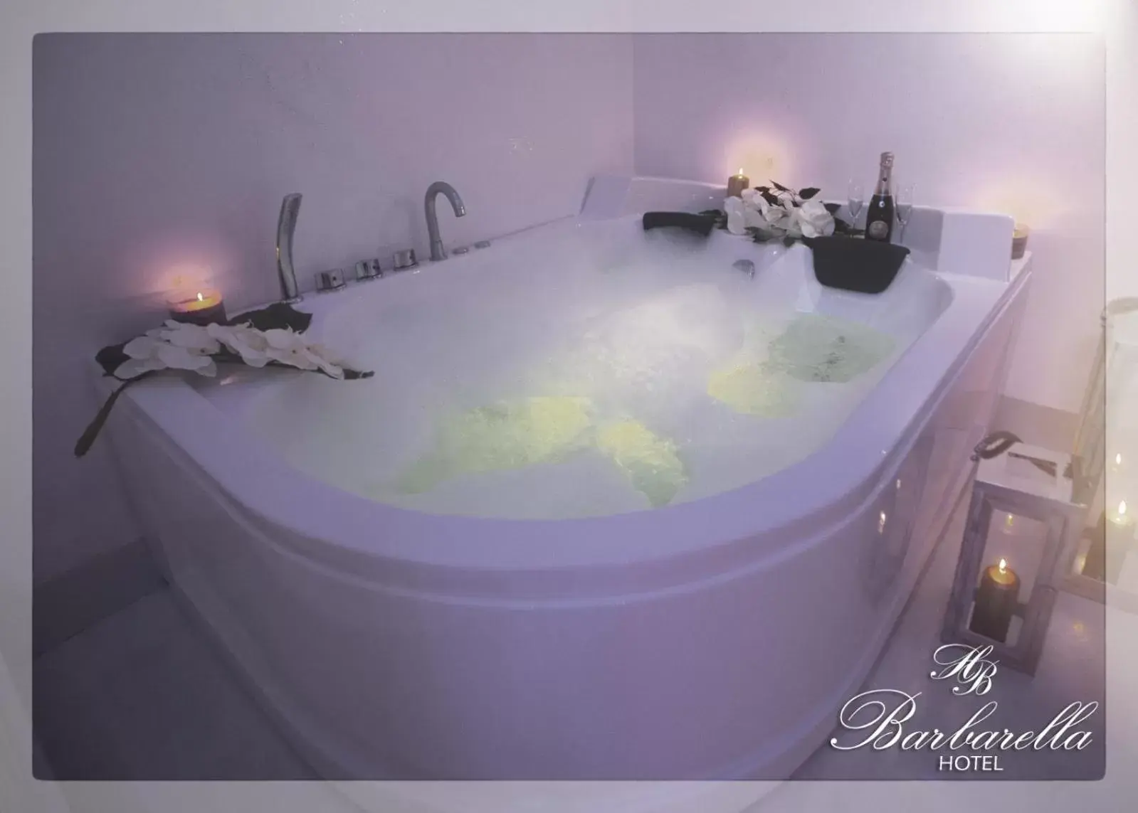 Hot Tub, Bathroom in Barbarella HOTEL SPA