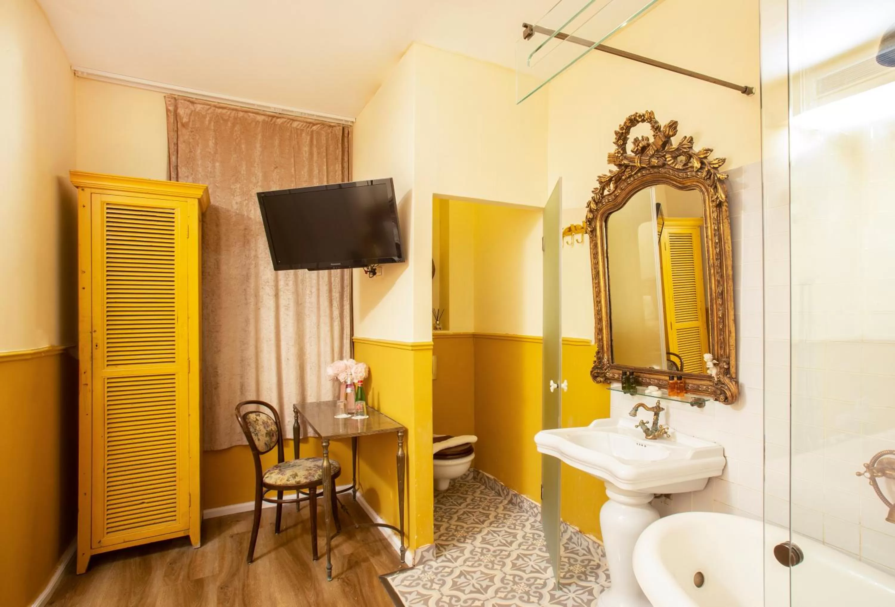 Toilet in The Elliot - Adults only