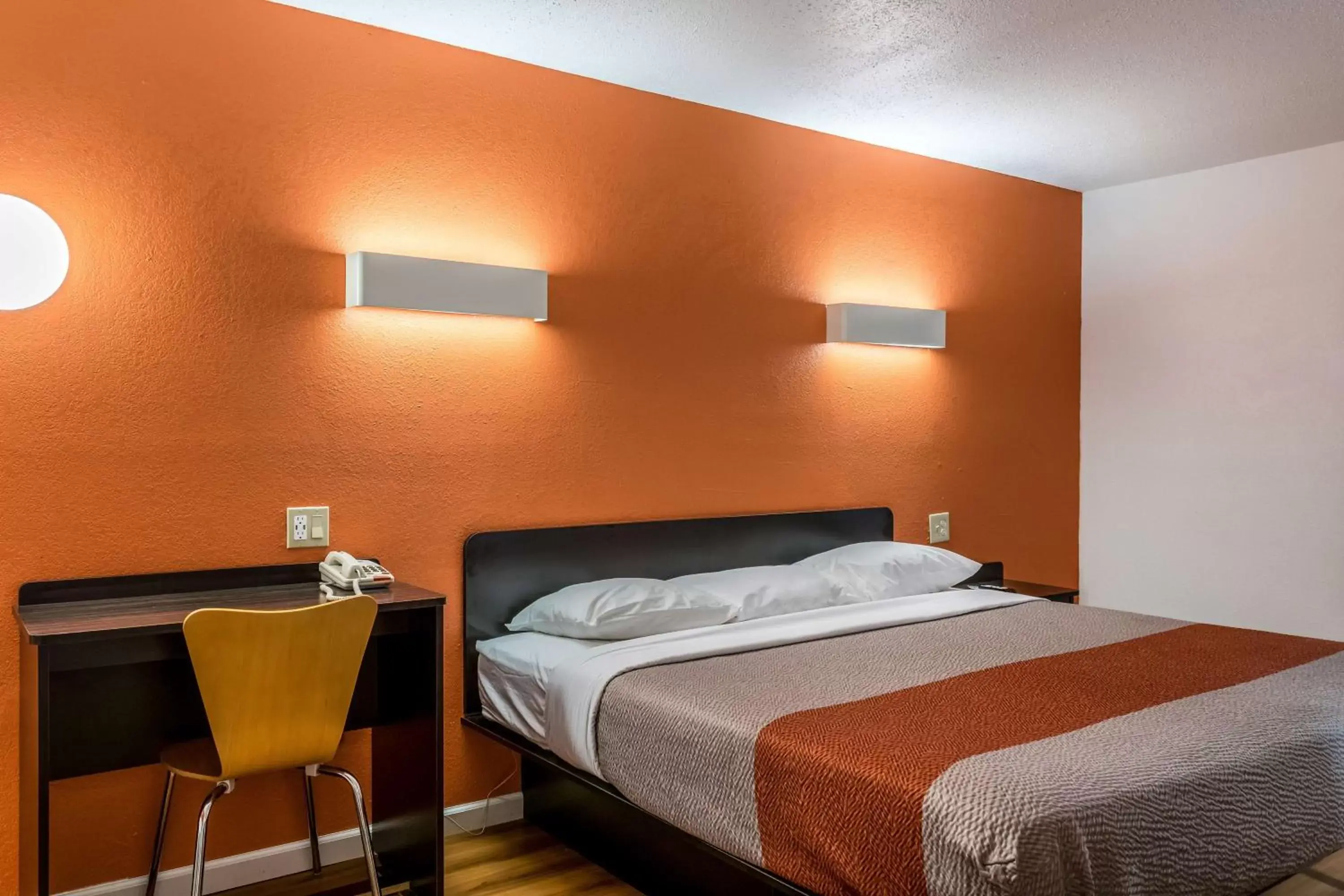 Queen Room - Smoking in Motel 6 Florence, KY - Cincinnati Airport Queen Room - Smoking in Motel 6 Florence, KY - Cincinnati Airport