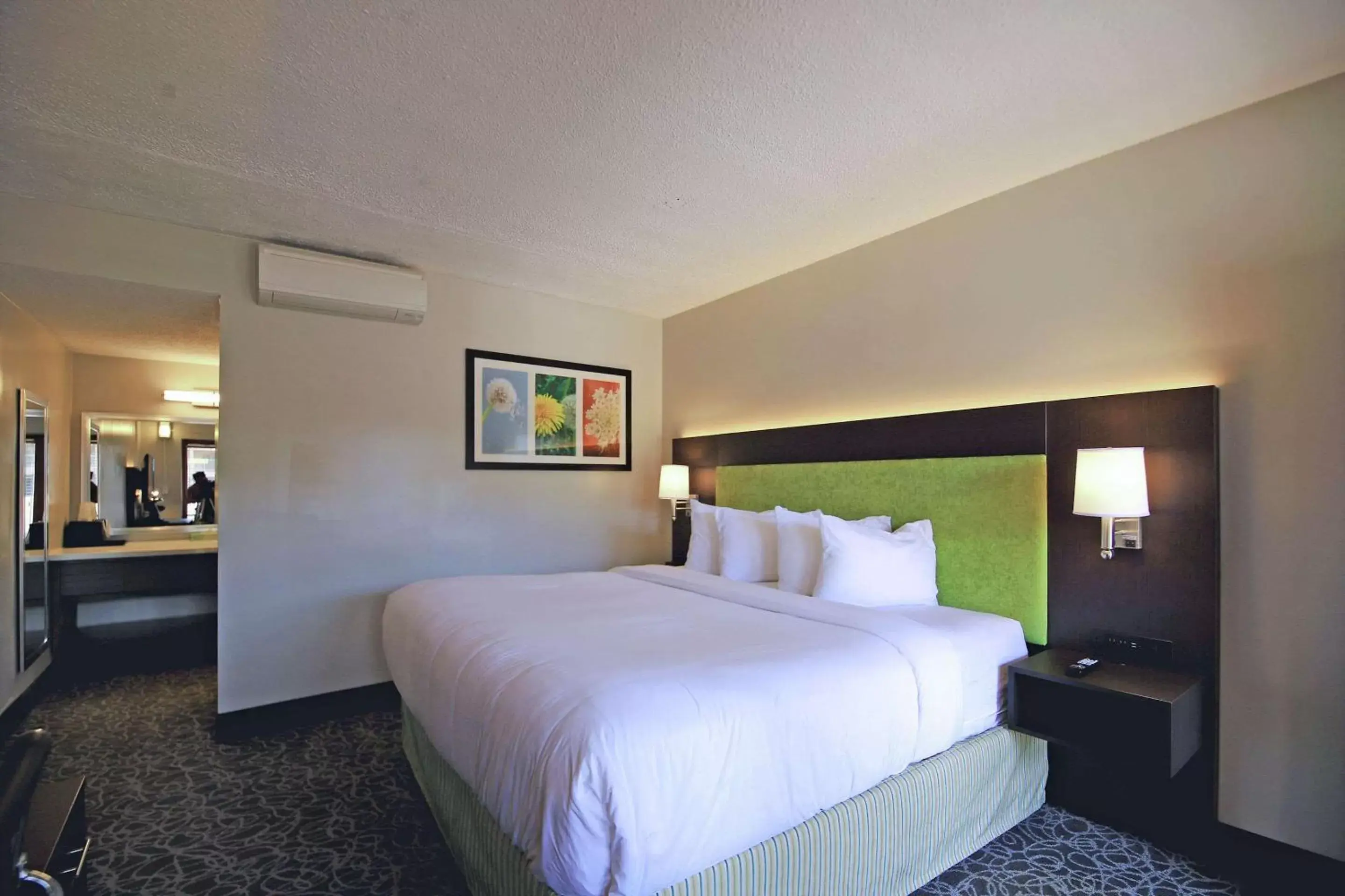 Photo of the whole room, Bed in El Sendero Inn, Ascend Hotel Collection