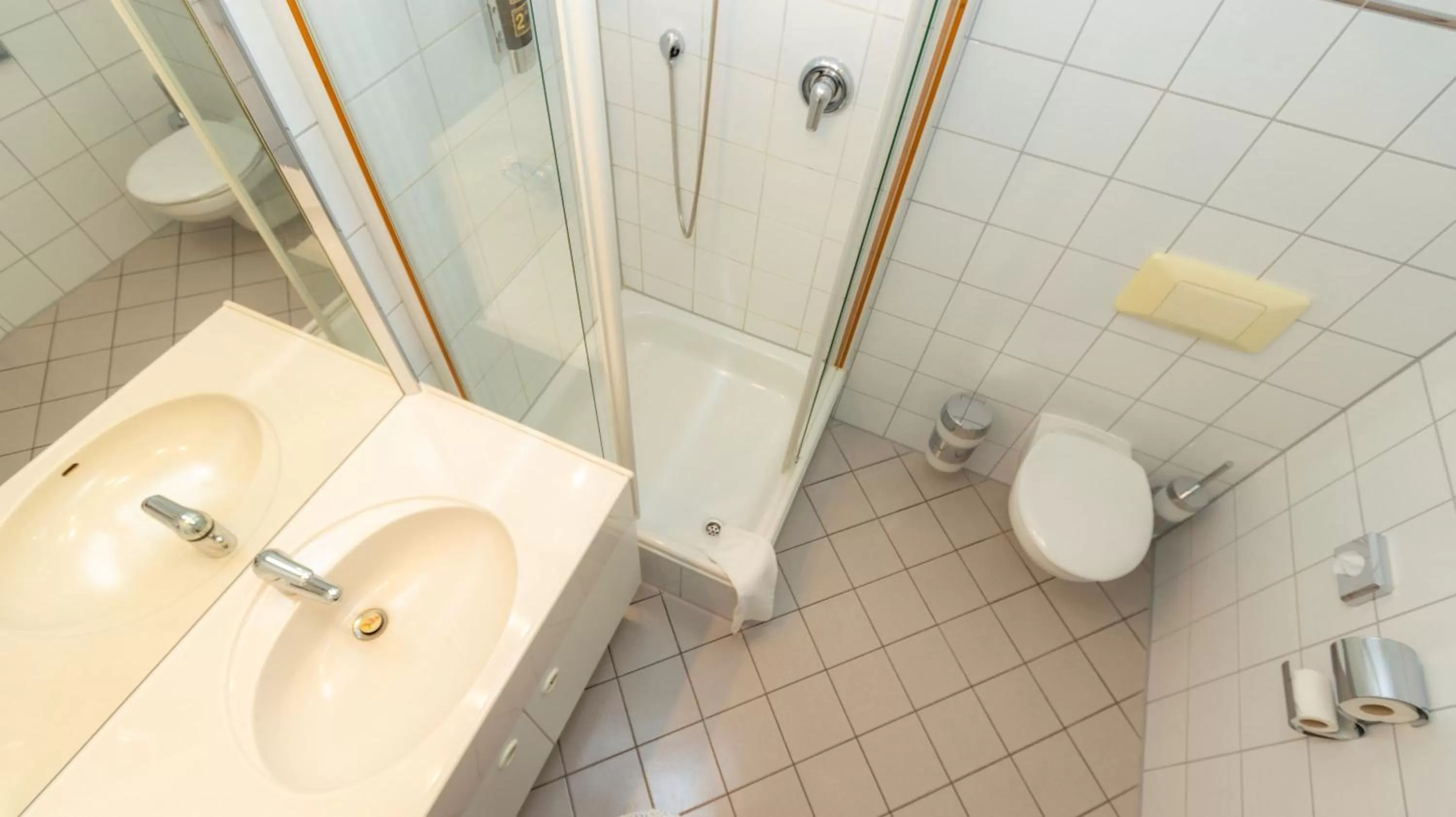 Shower, Bathroom in LeoMar Hotel