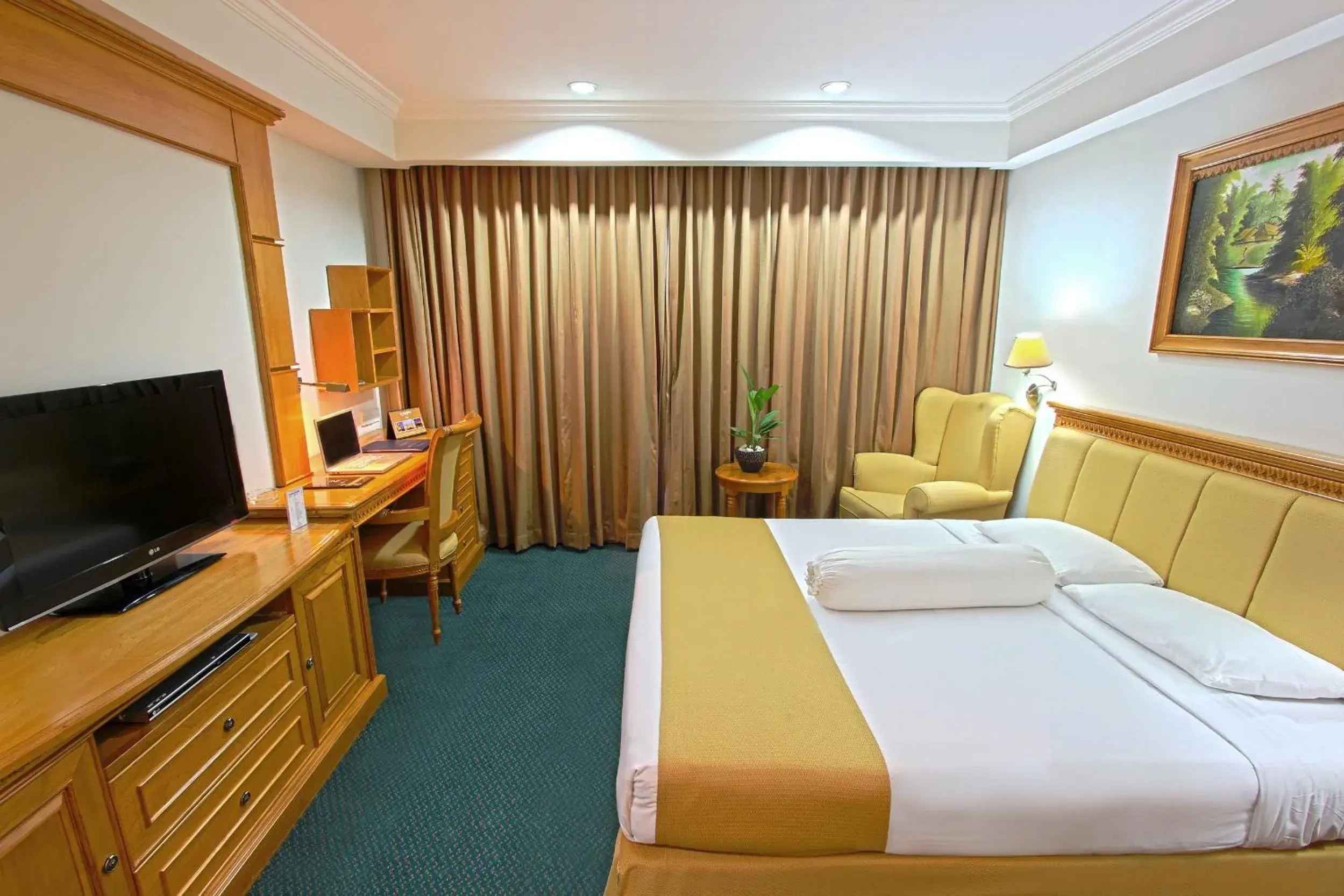 Bedroom, TV/Entertainment Center in Harmoni Suites Hotel