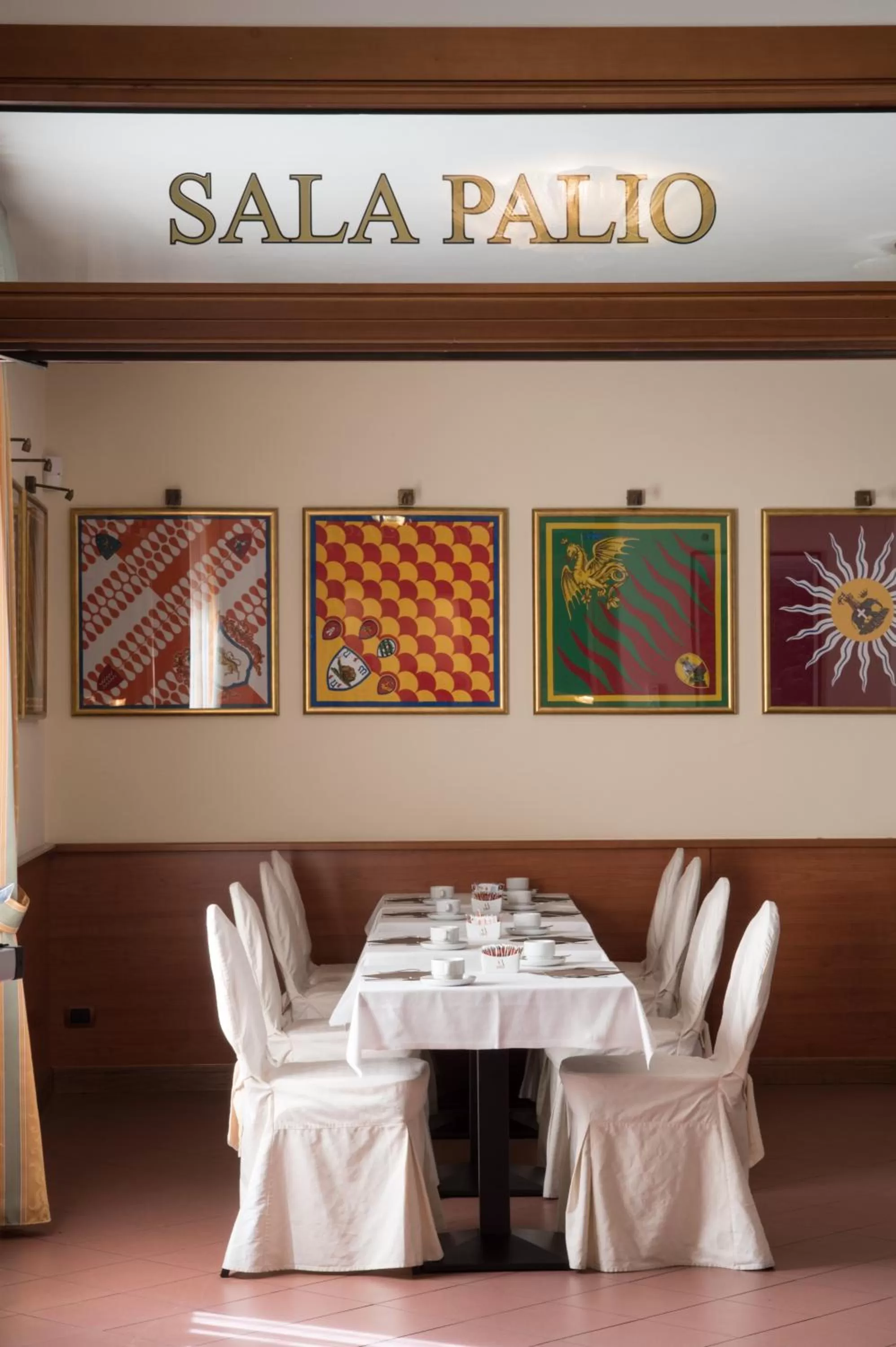 Restaurant/places to eat in Hotel Athena