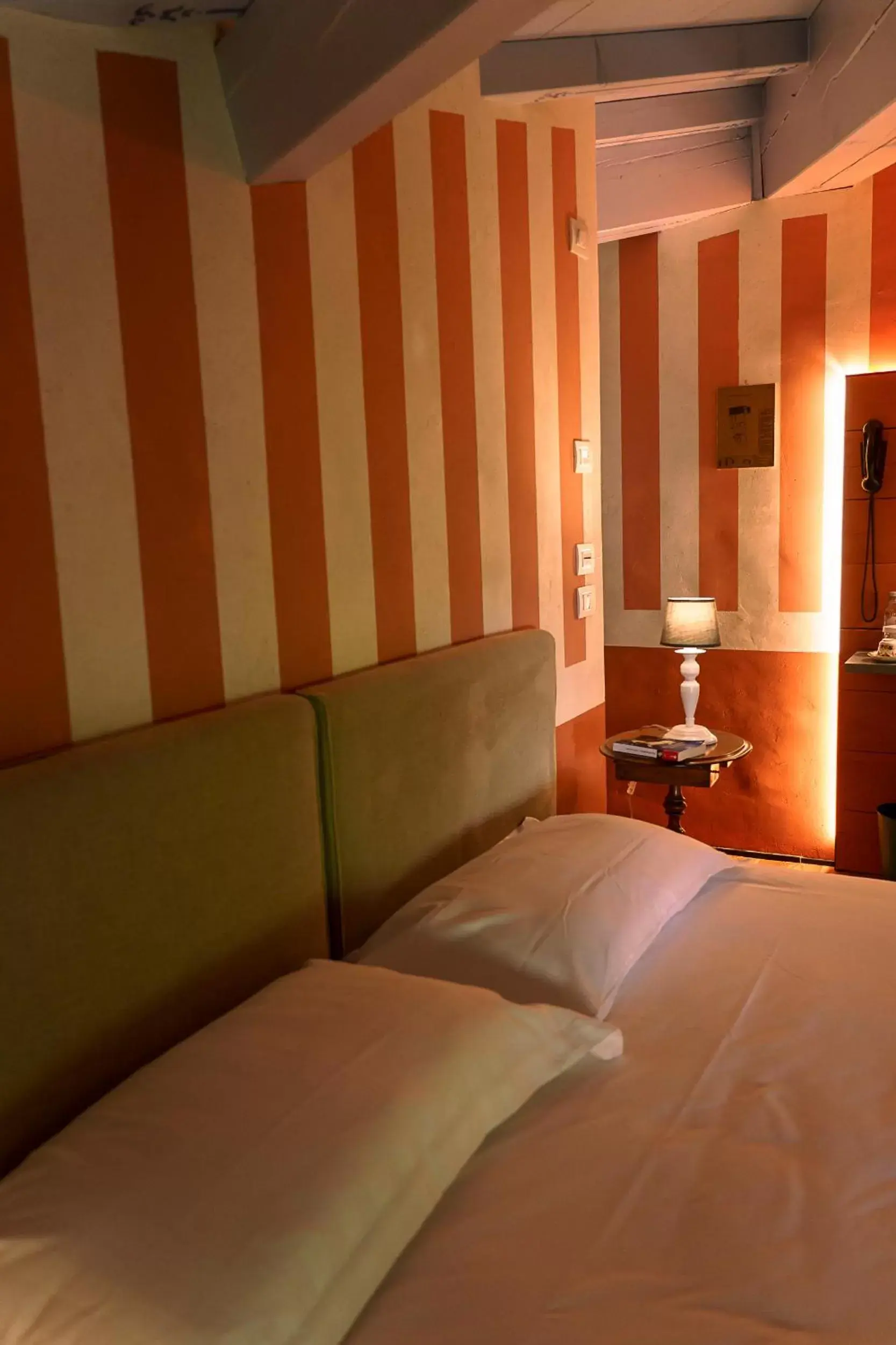 Photo of the whole room, Bed in Villa Balis Crema Verona Hills