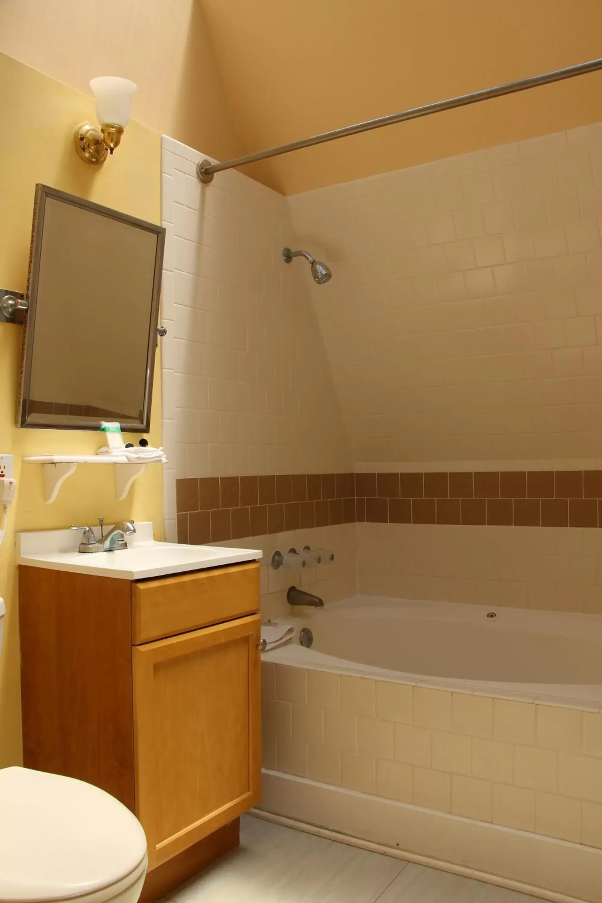 Hot Tub, Bathroom in Glen Tavern Inn