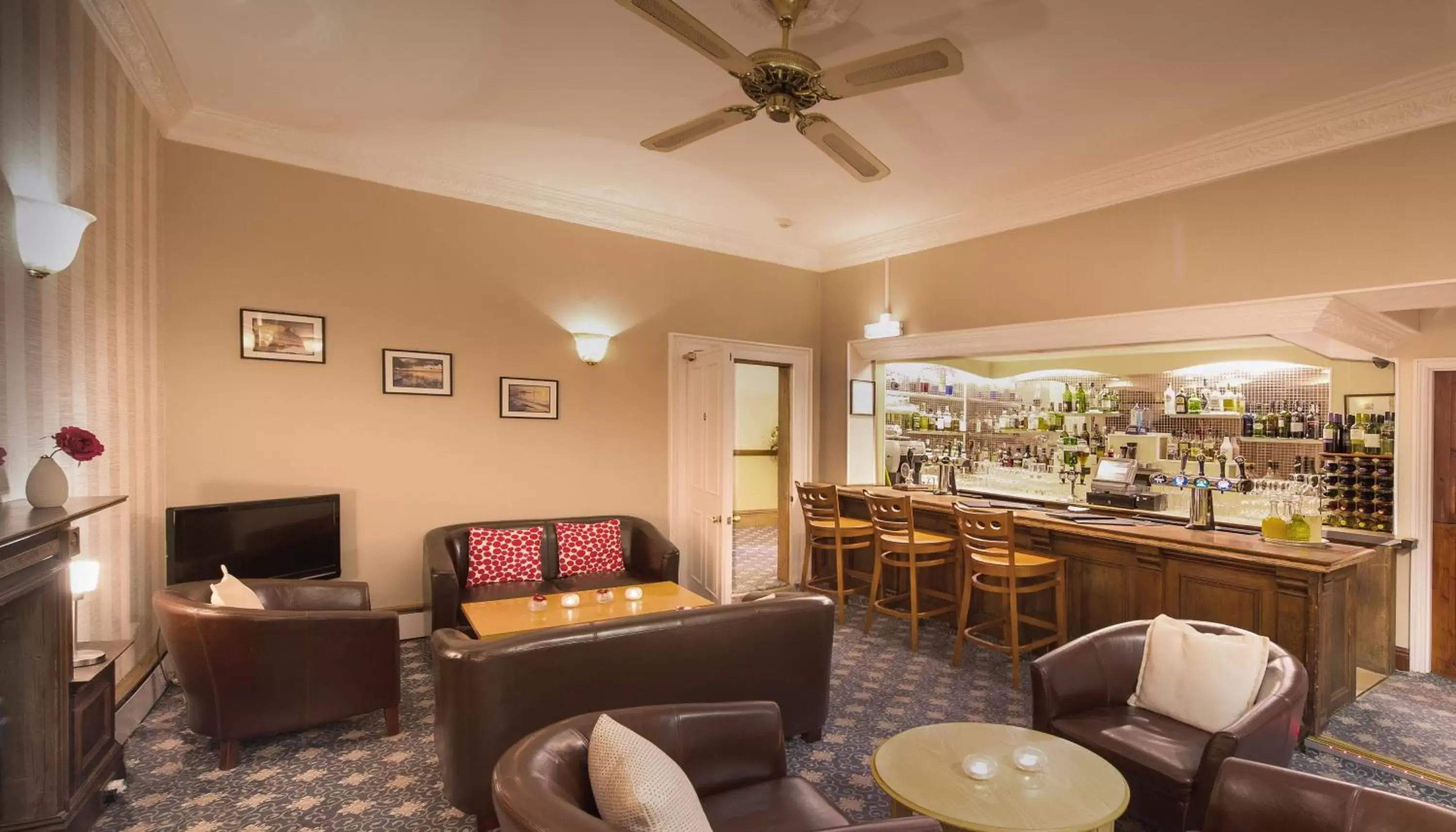 Lounge/Bar in BEST WESTERN New Holmwood Hotel