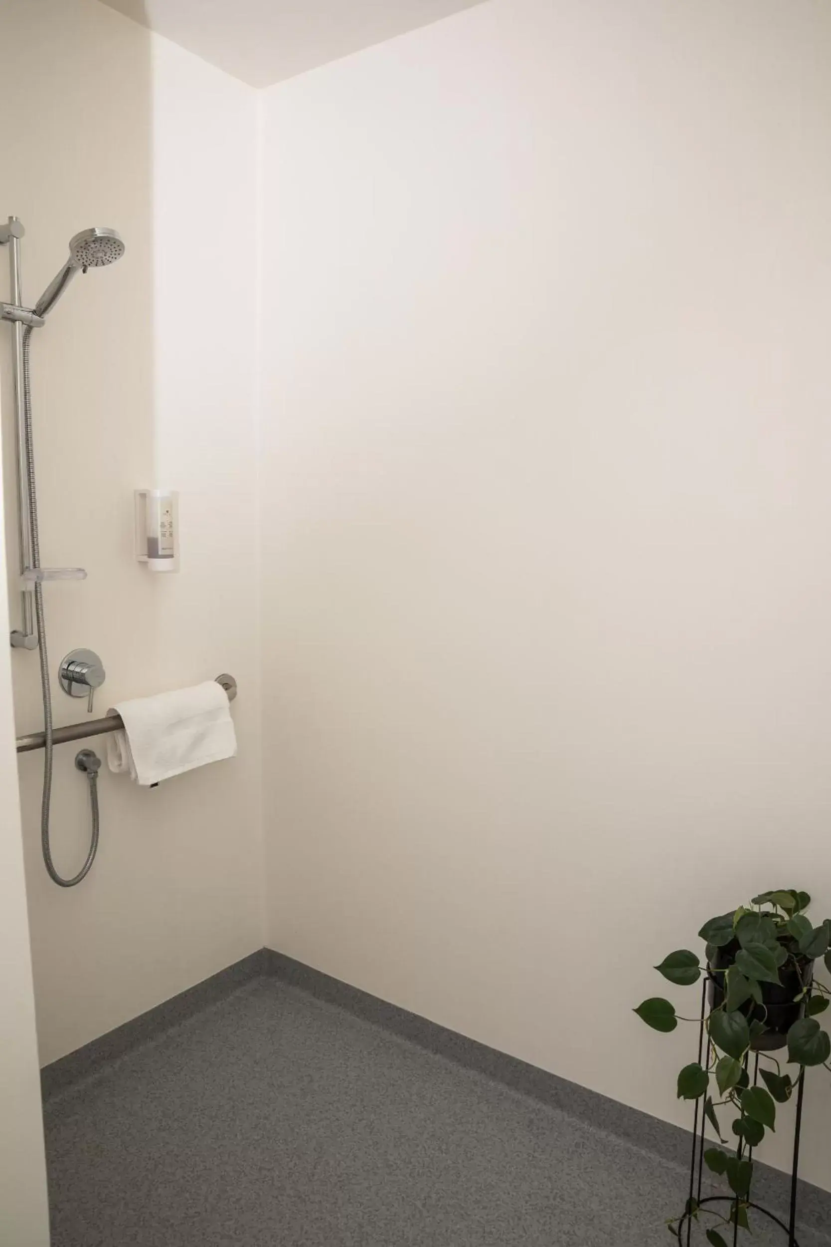 Bathroom in Peninsula Motel