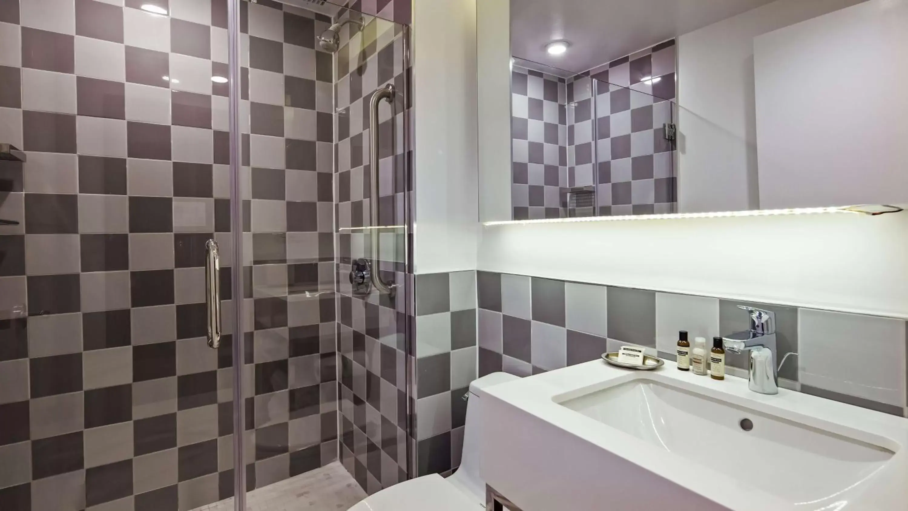 Bathroom in Best Western Premier Empire State Hotel
