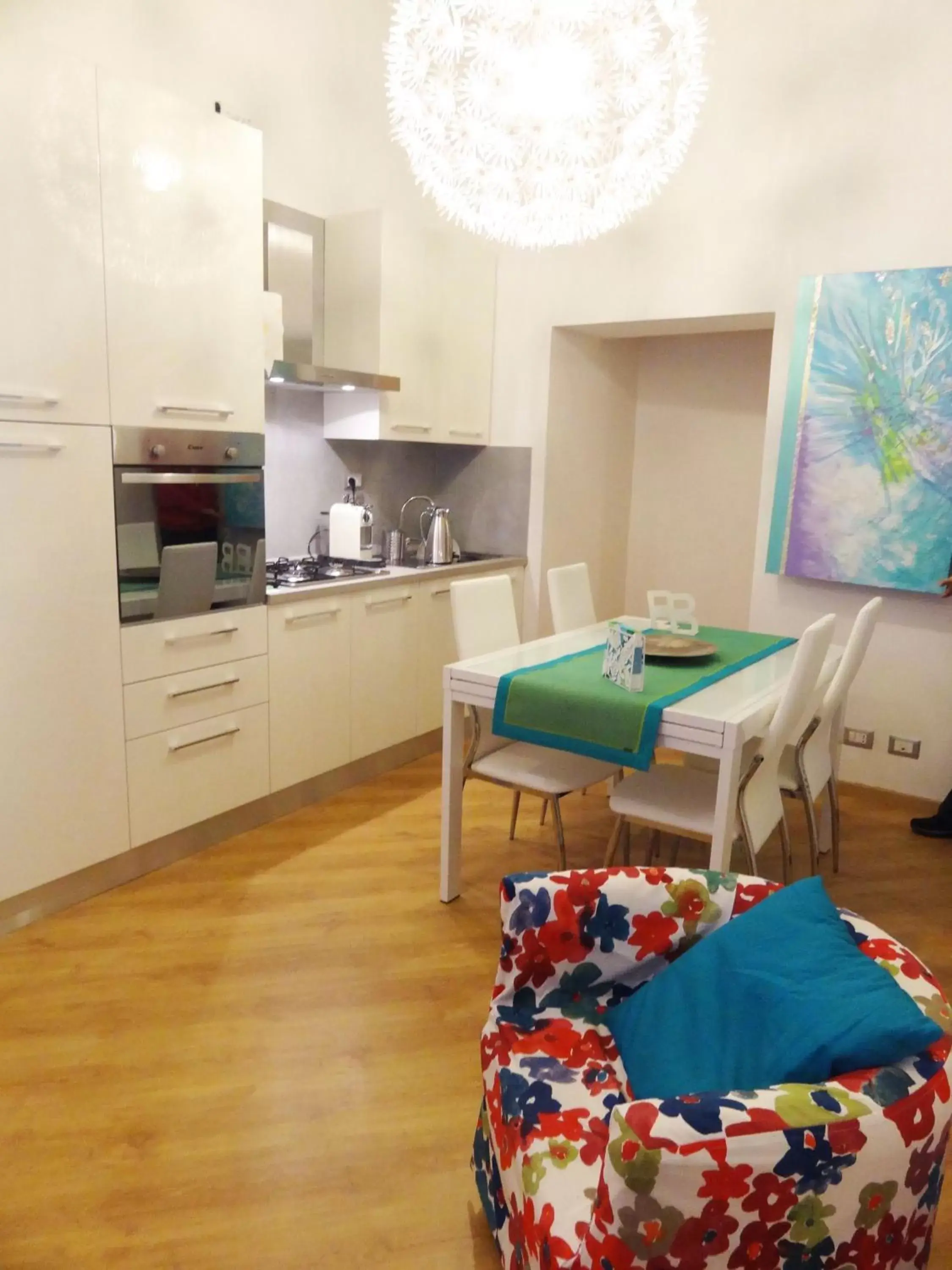 Communal lounge/ TV room, Kitchen/Kitchenette in Bye Bye Roma Pantheon Suite