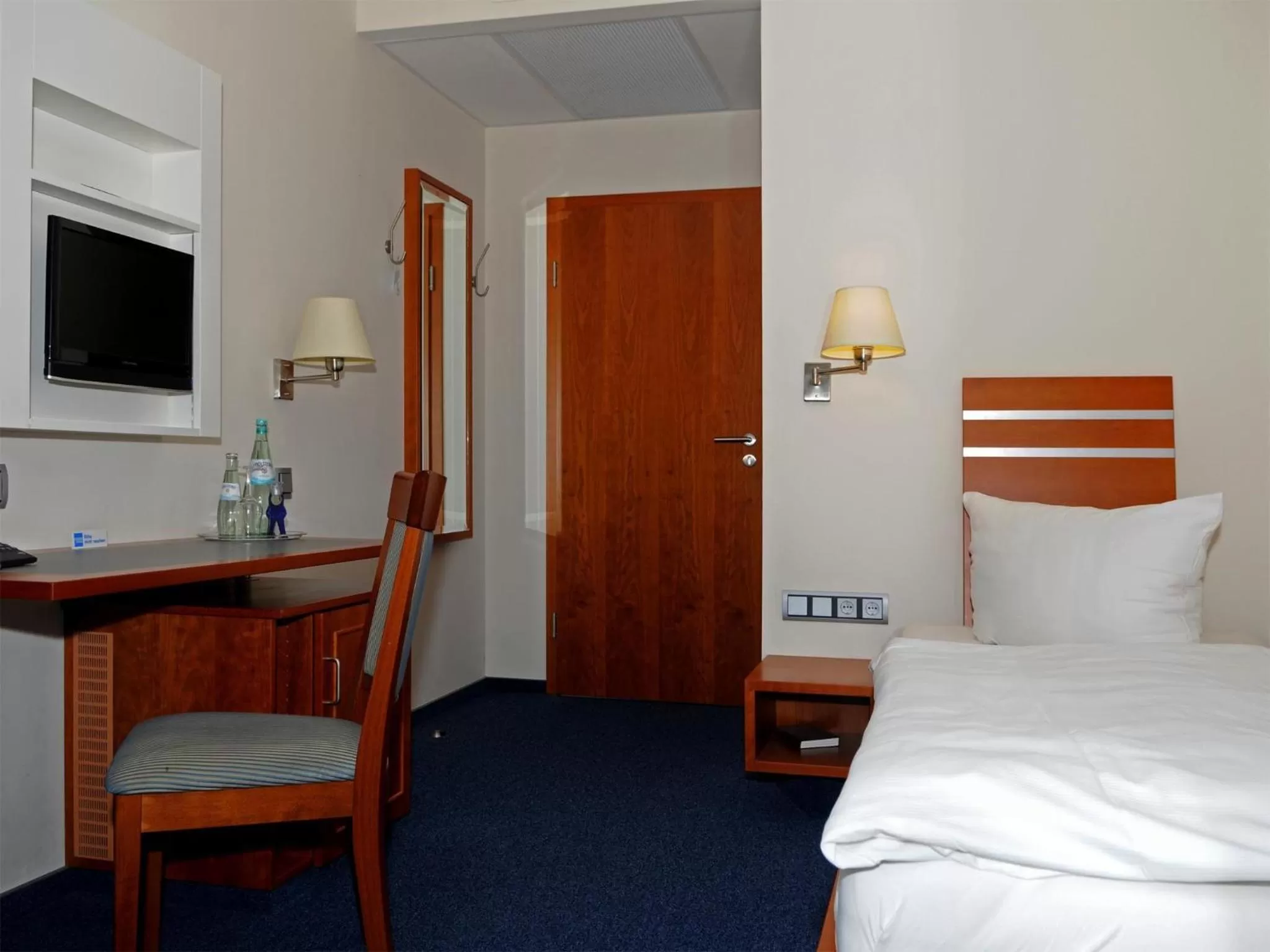 Photo of the whole room, Bed in Hotel-Restaurant Thomsen