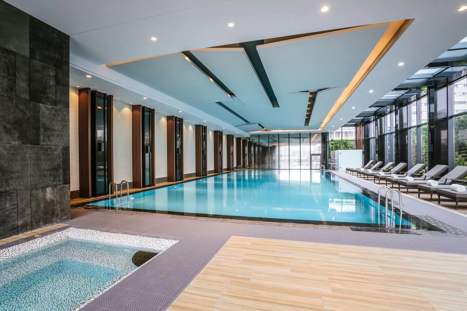 Swimming pool in Pullman Shanghai Jing'an-Jing'an district, downtown railway station, traffic hub, easy to travel Shanghai