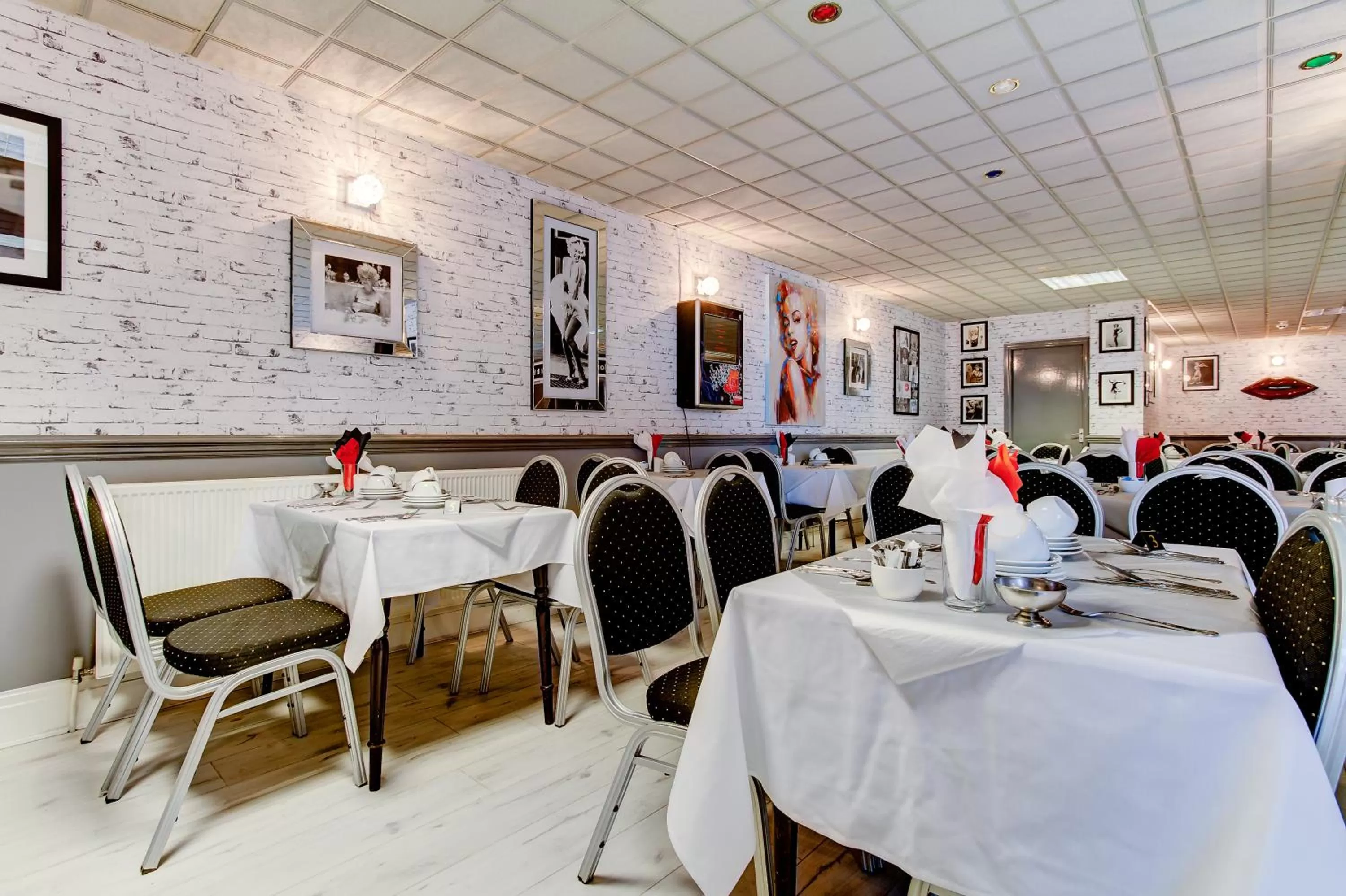 Restaurant/places to eat in The Sandringham Court Hotel & Apartment Welcoming Large and Small Groups for 15 years