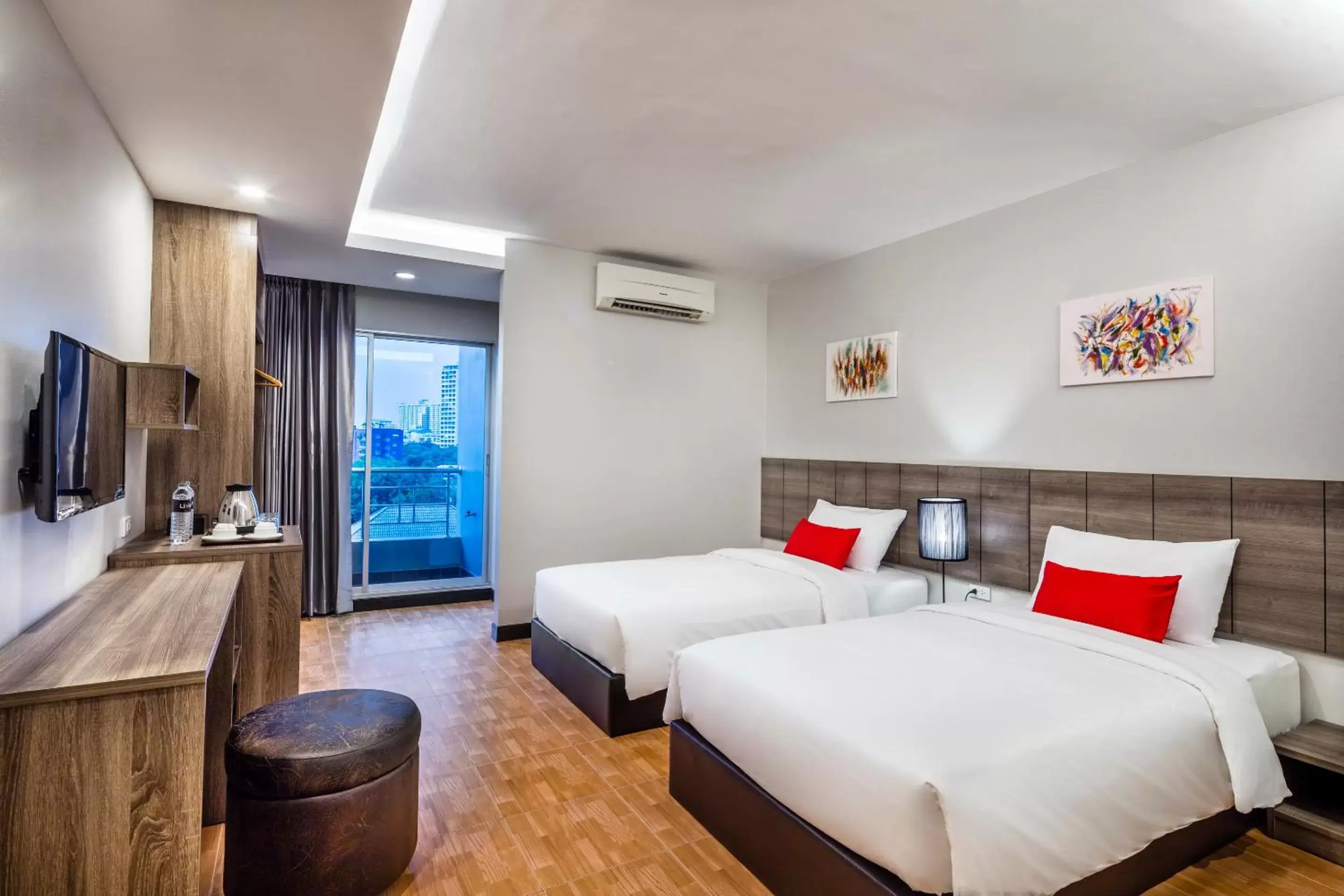 Deluxe Twin Room in Livotel Hotel Hua Mak Bangkok