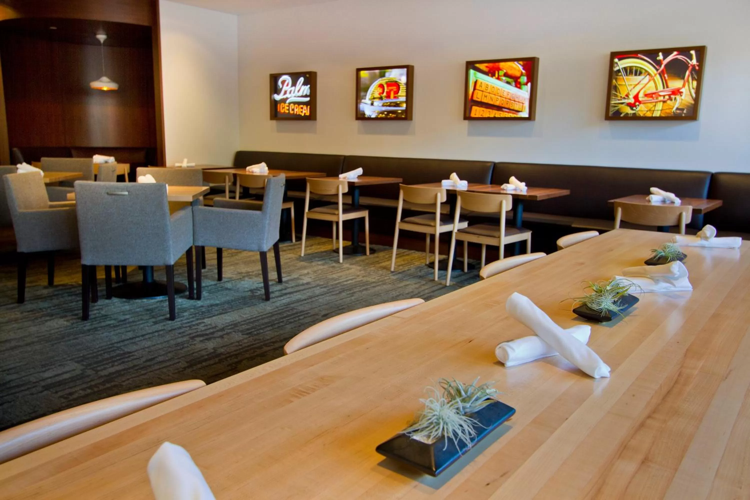 Restaurant/places to eat in Blue Horizon Hotel