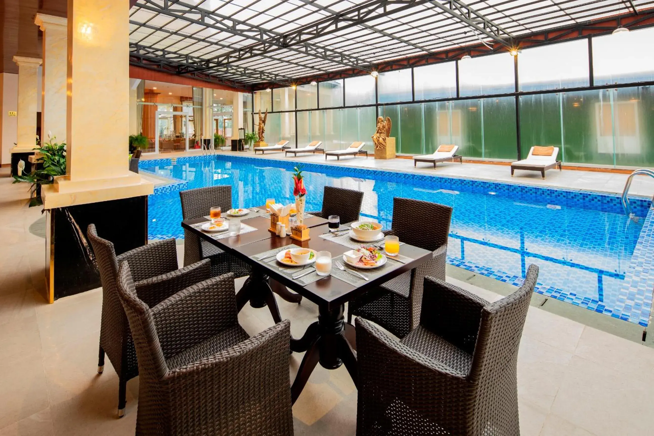 Restaurant/places to eat, Swimming Pool in Ladalat Hotel