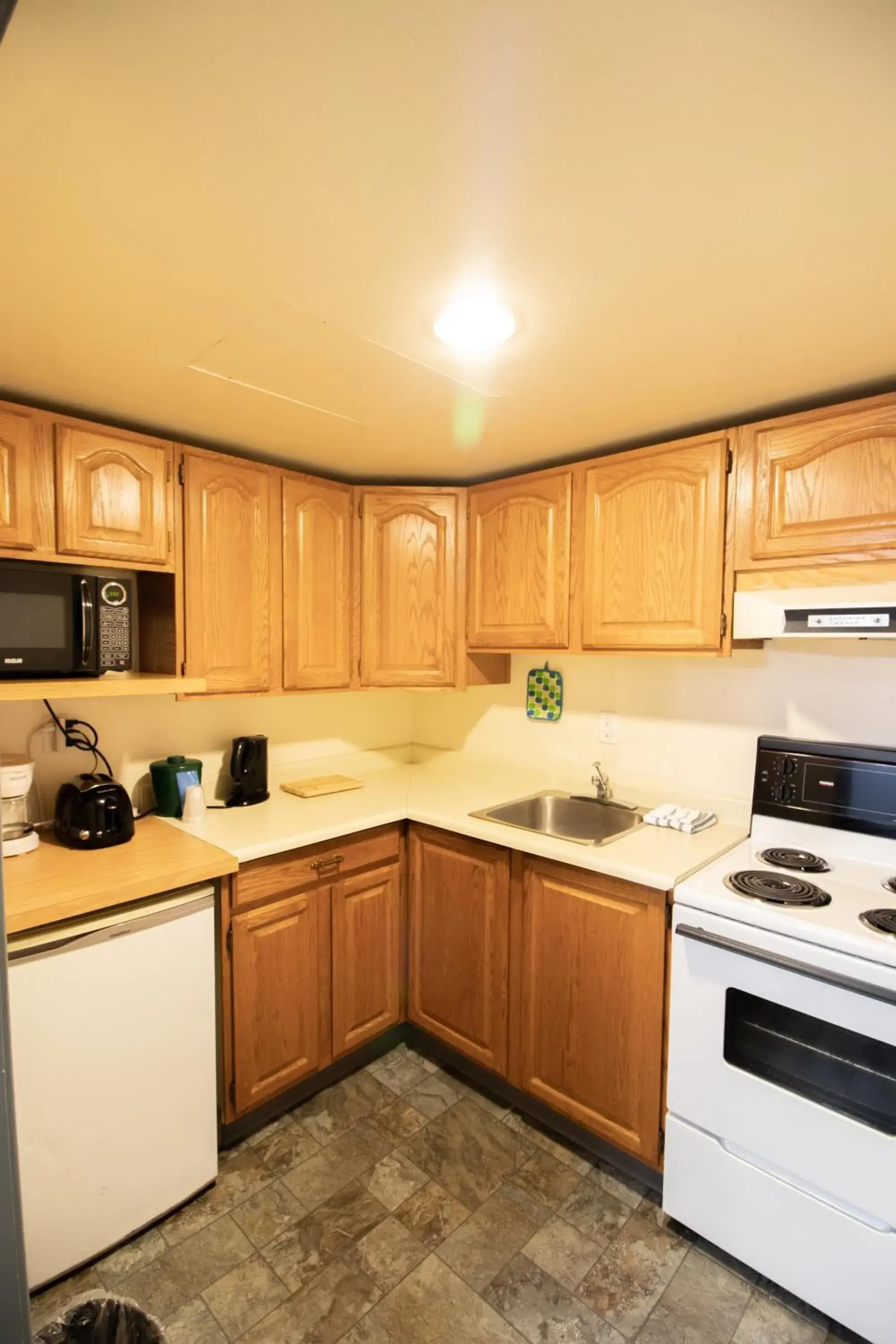 Kitchen or kitchenette, Kitchen/Kitchenette in DIVYA SUTRA Riviera Plaza and Conference Centre, Vernon, BC