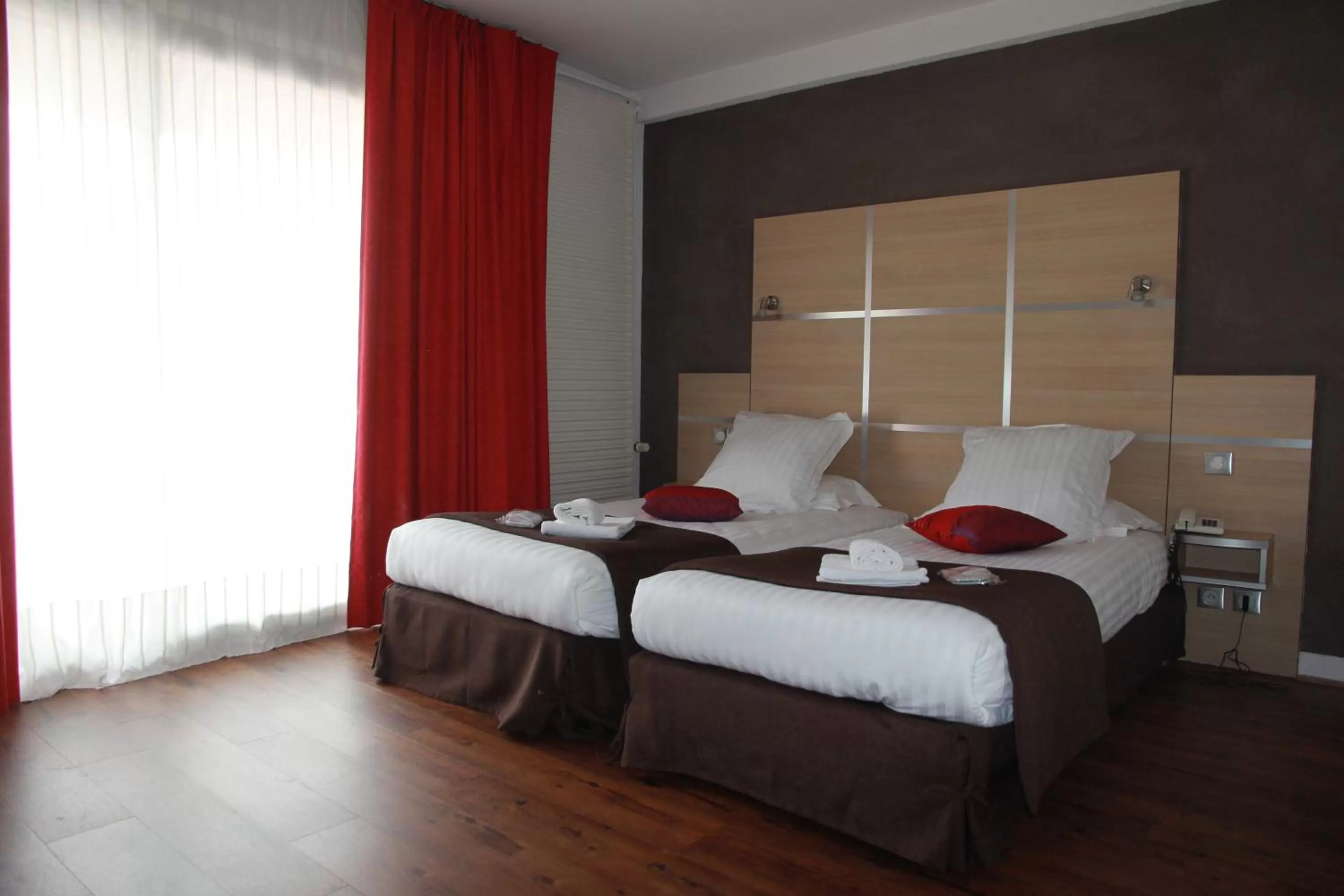 Comfort Twin Room with Balcony in Cit'hôtel Le Chris'tel hôtel et restaurant