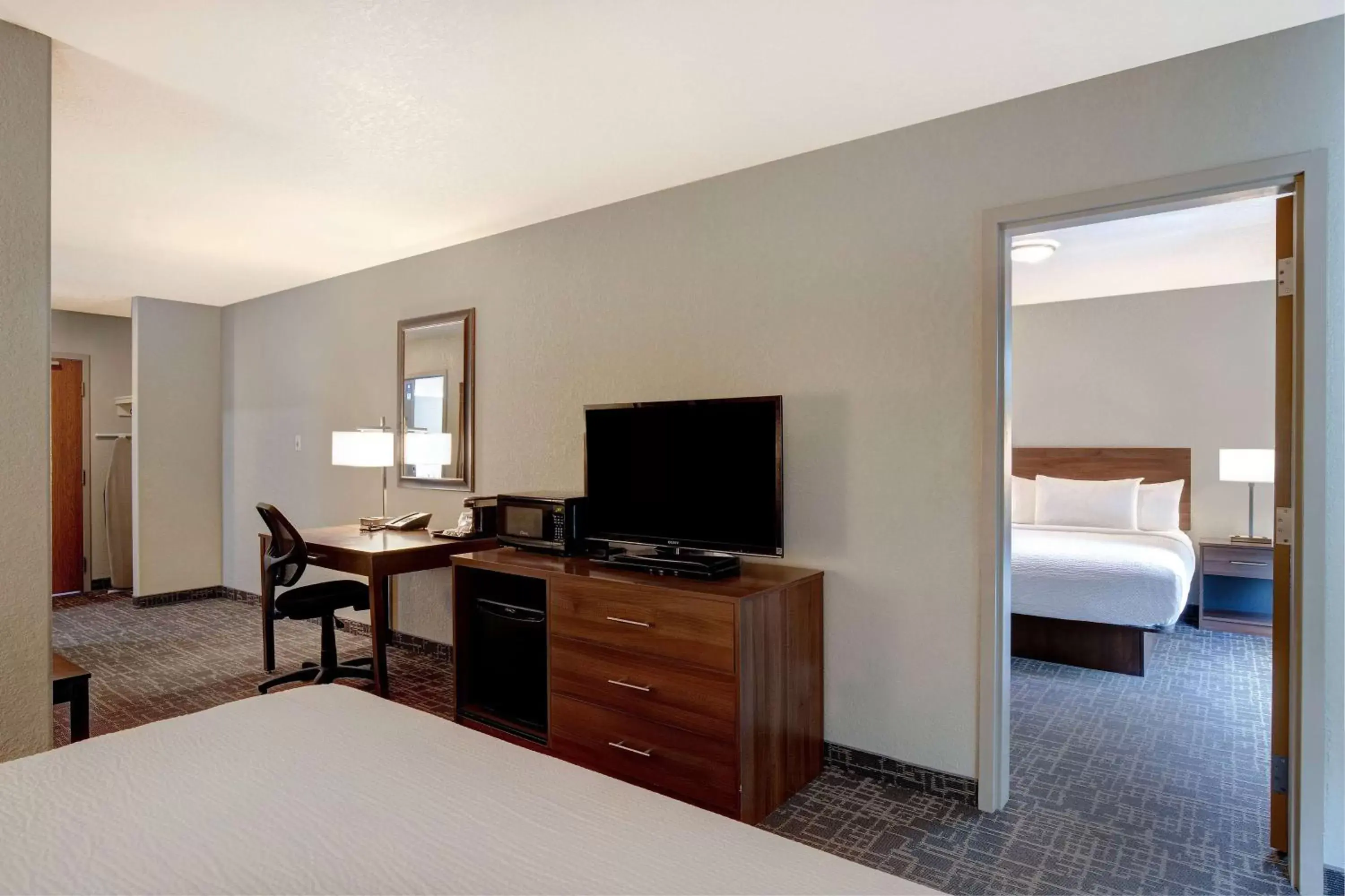 Bed, TV/Entertainment Center in Days Inn & Suites by Wyndham Yorkton