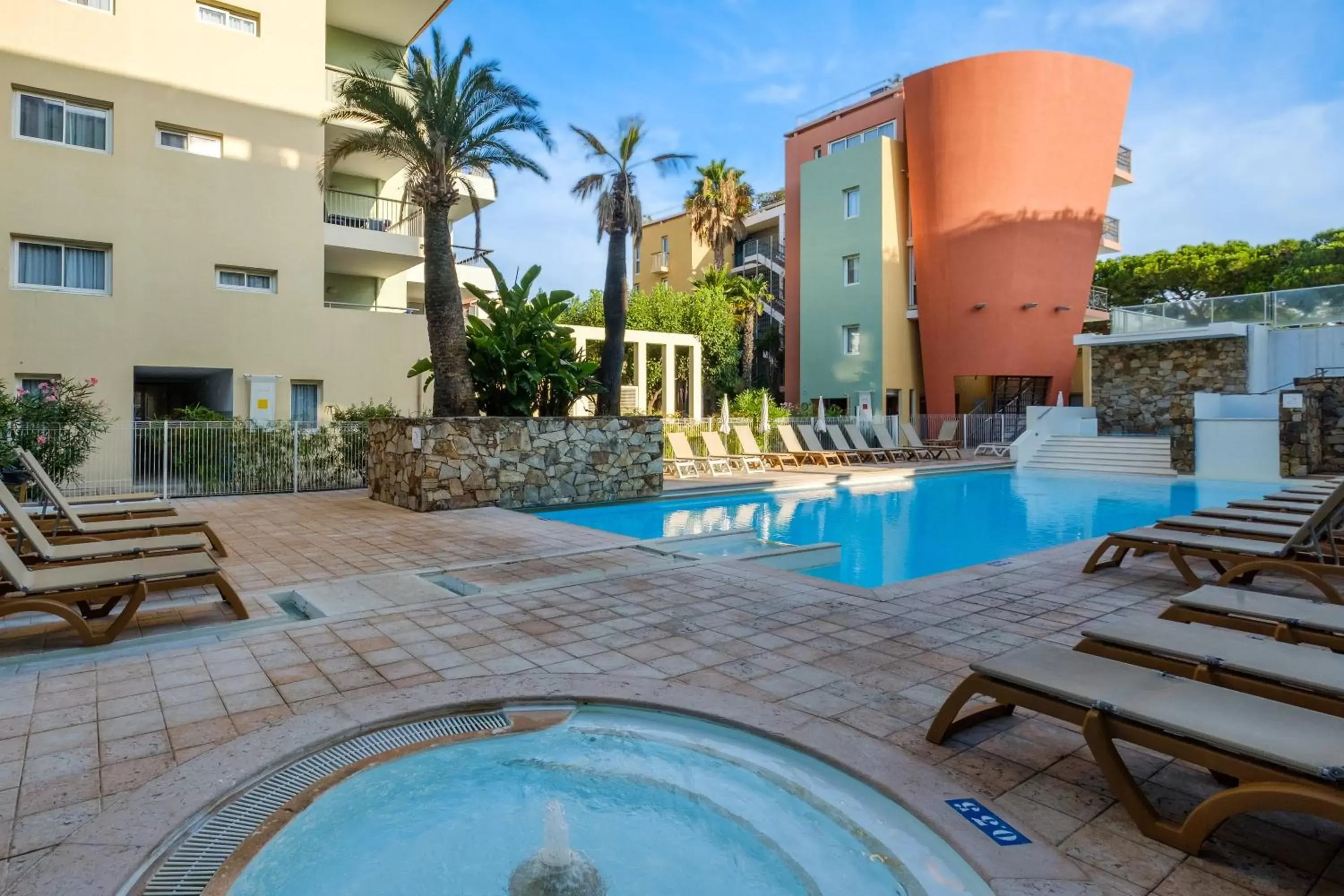 Property building, Swimming Pool in Résidence Pierre & Vacances Premium Port Prestige