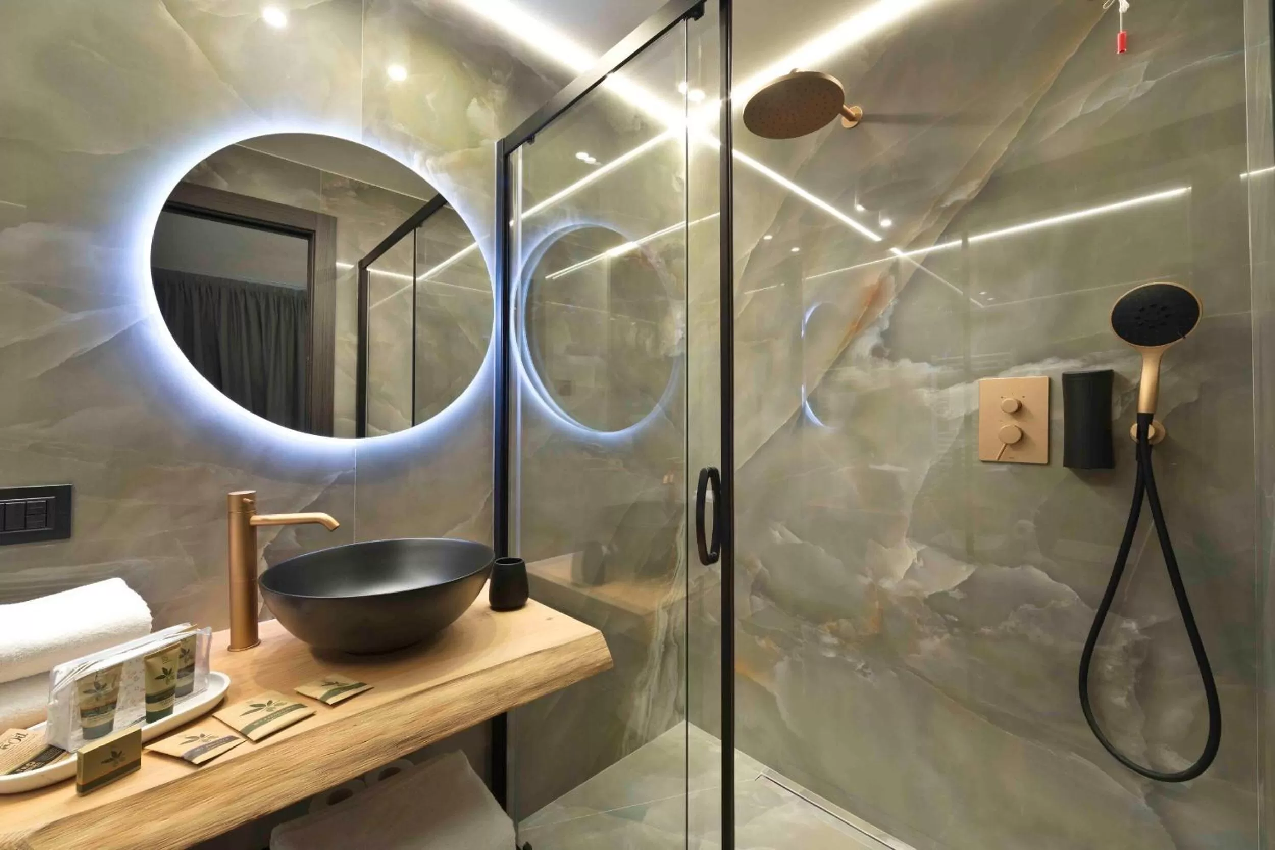 Shower in Boutique Hotel Sirmione