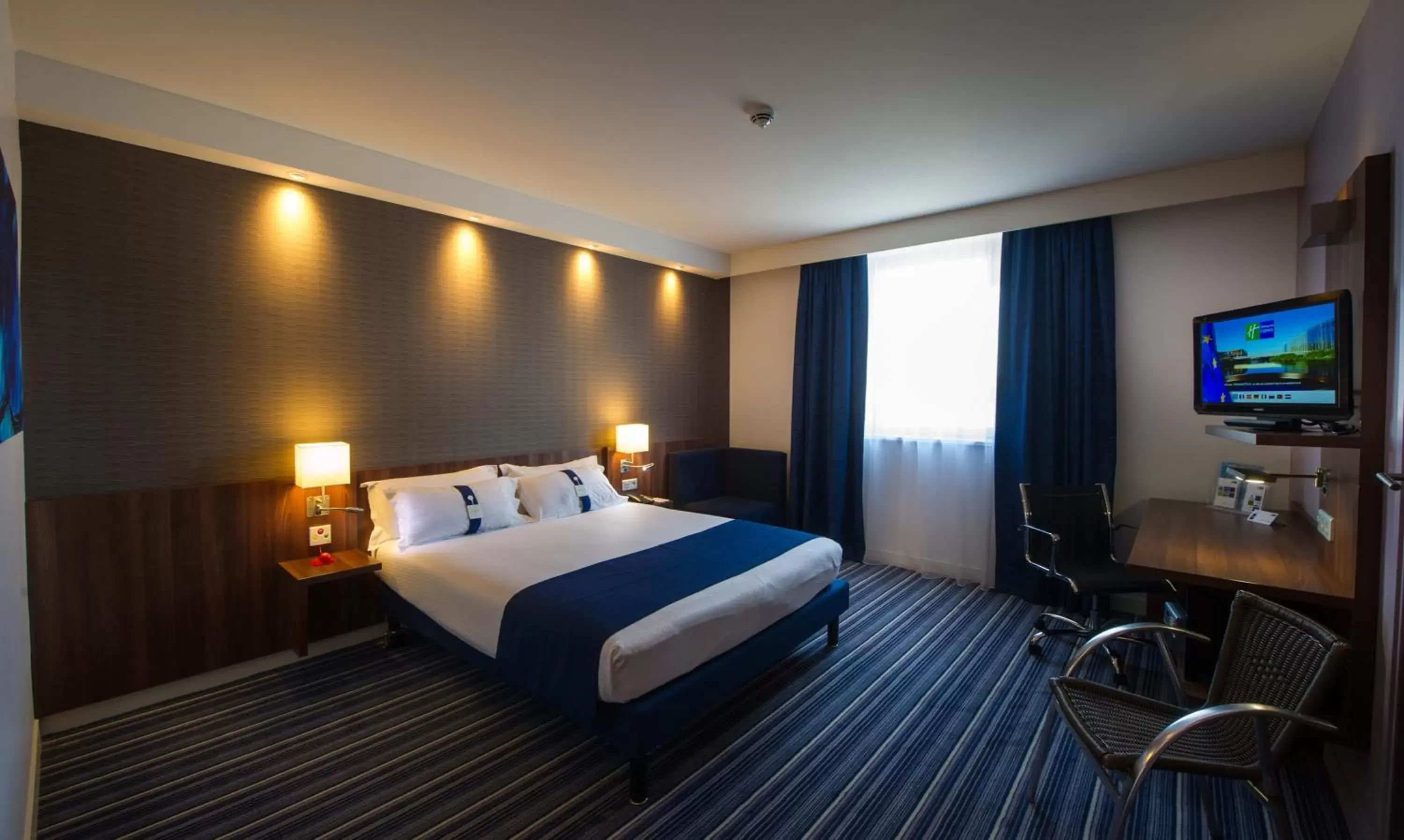 Photo of the whole room, Bed in Holiday Inn Express Strasbourg Centre, an IHG Hotel