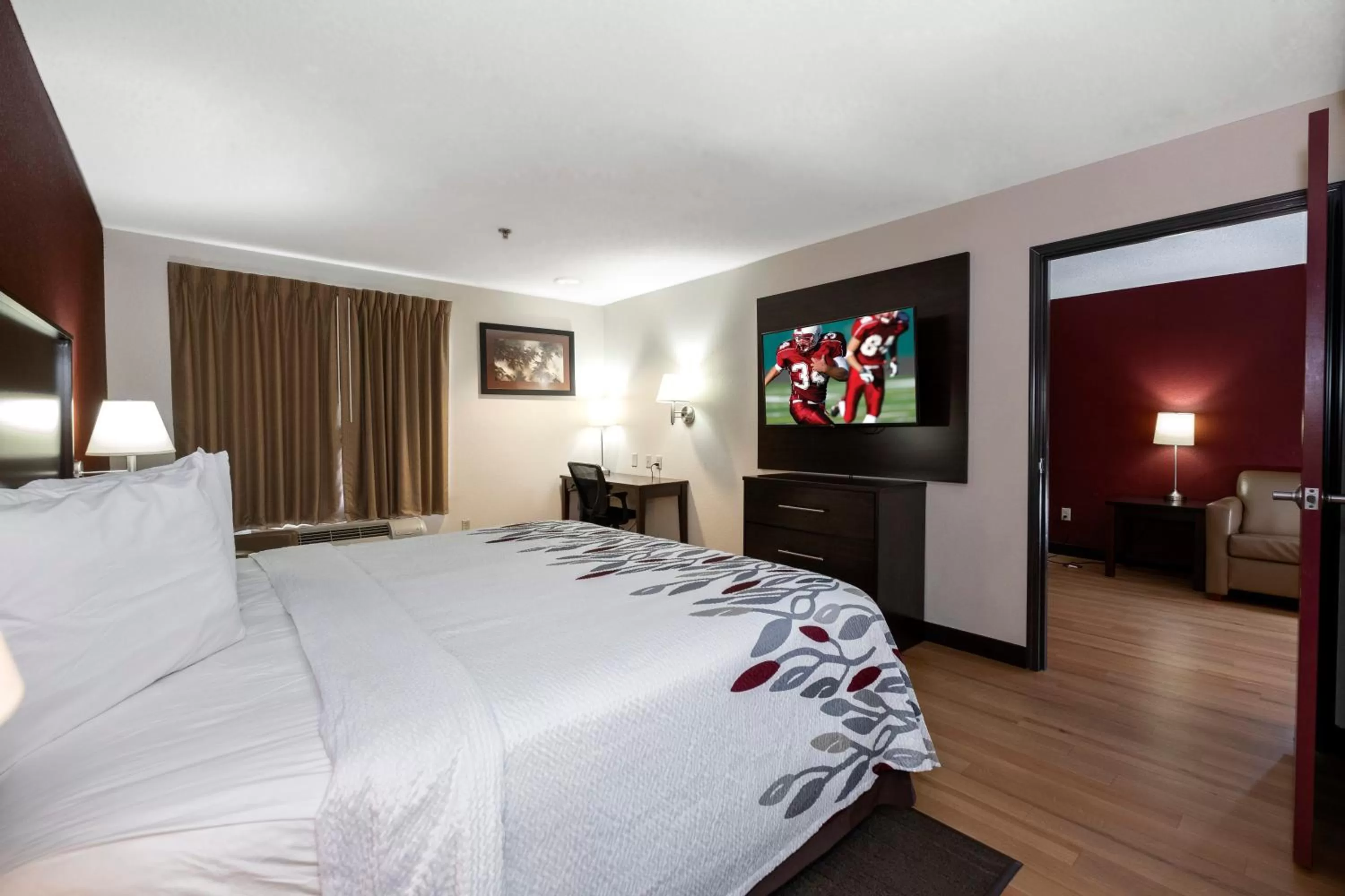 Photo of the whole room, Bed in Red Roof Inn & Suites Dover Downtown