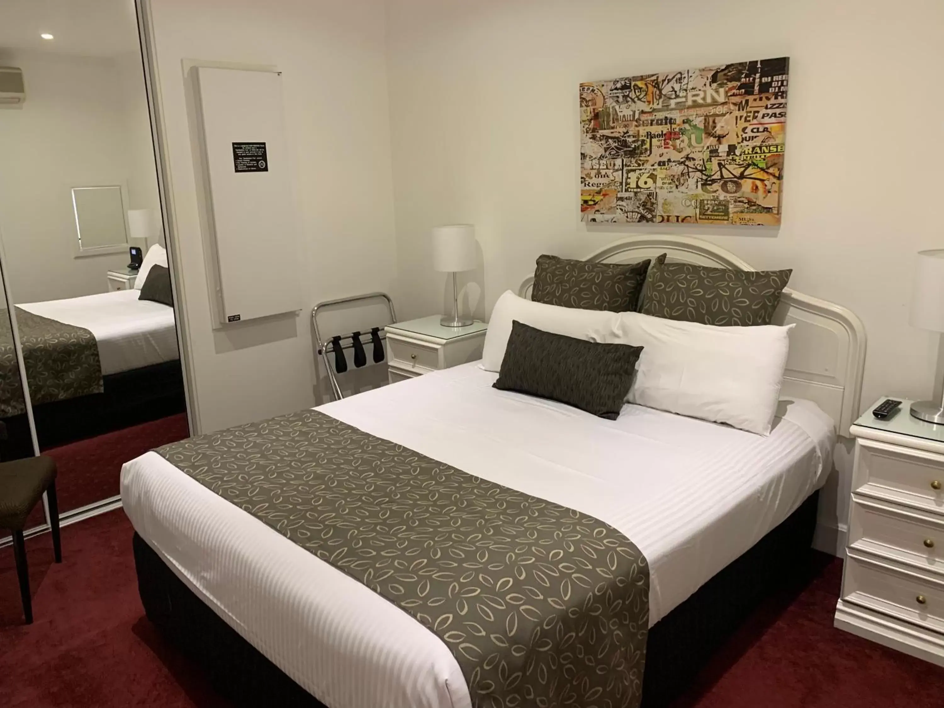 Bedroom, Bed in Ensenada Motor Inn and Suites