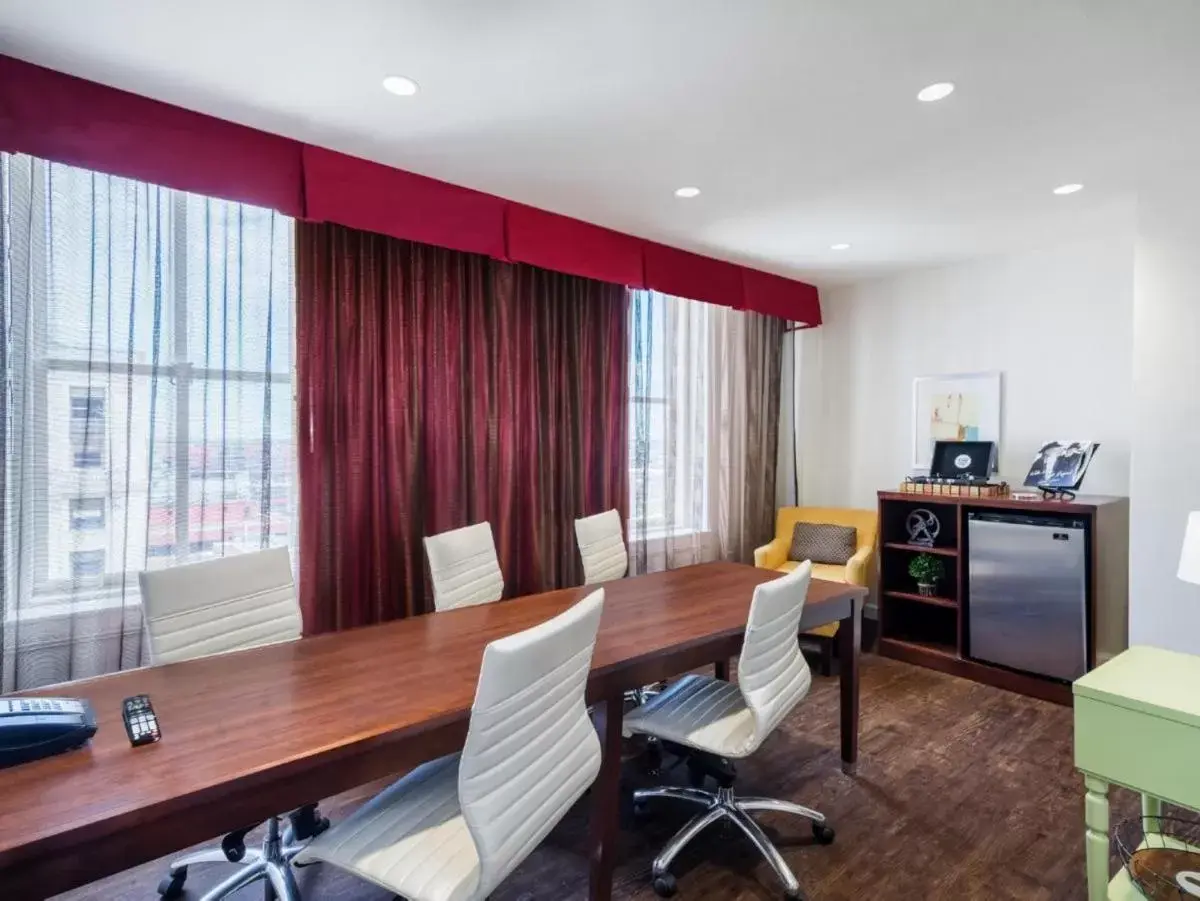 Seating area in Hotel Indigo Nashville - The Countrypolitan