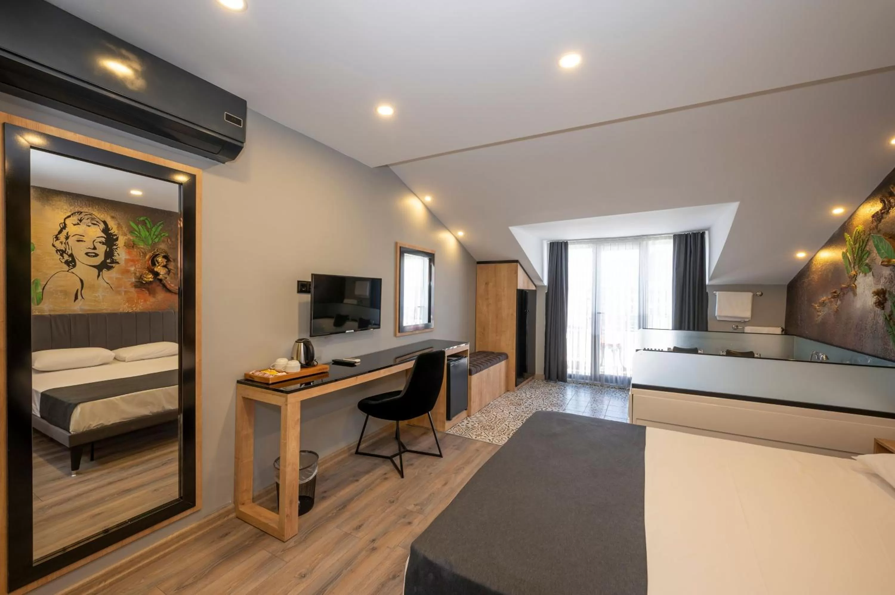 Photo of the whole room, Bed in Grand Palace Hotel