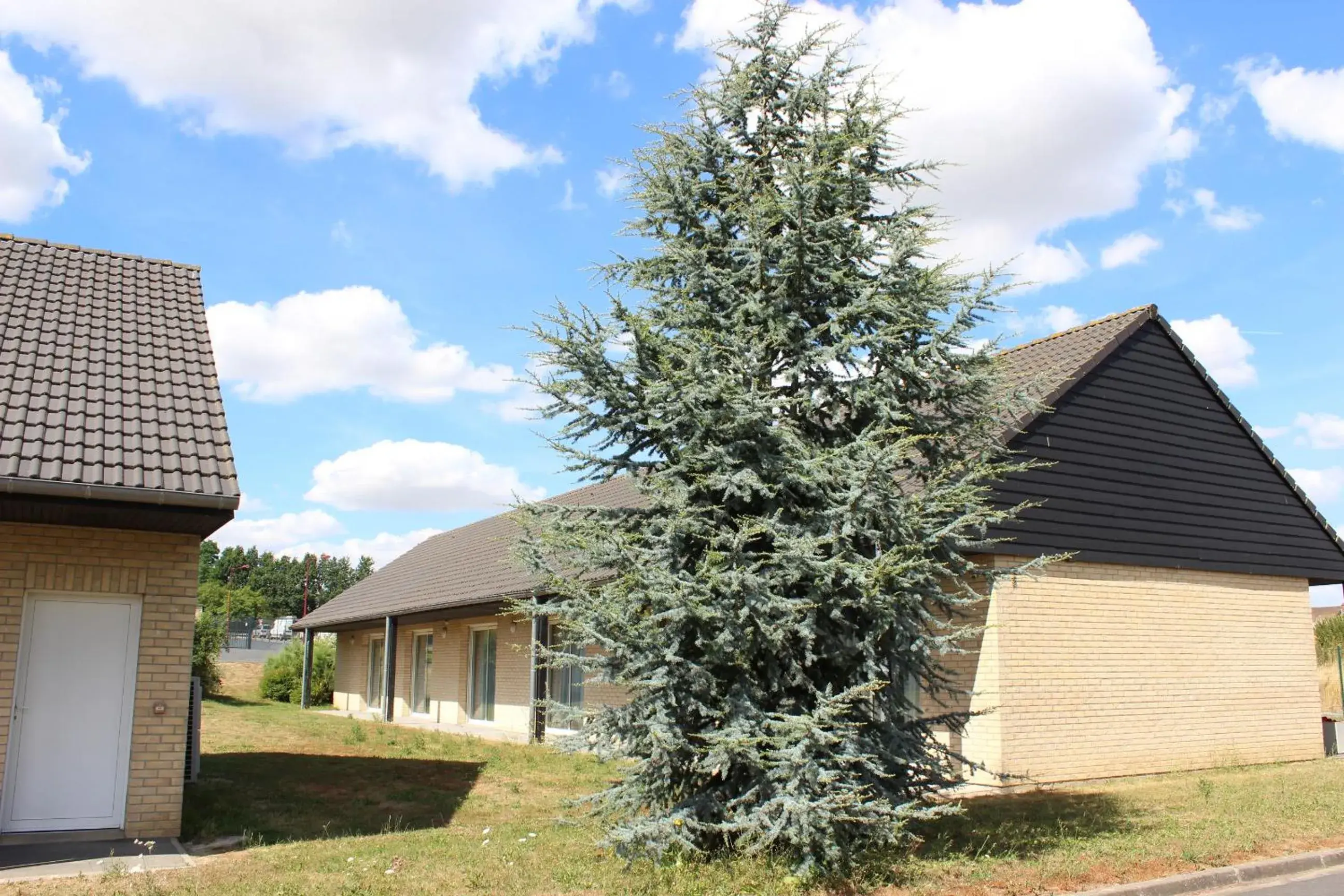 Garden, Property Building in Hôtel Fleur de Lys Hazebrouck