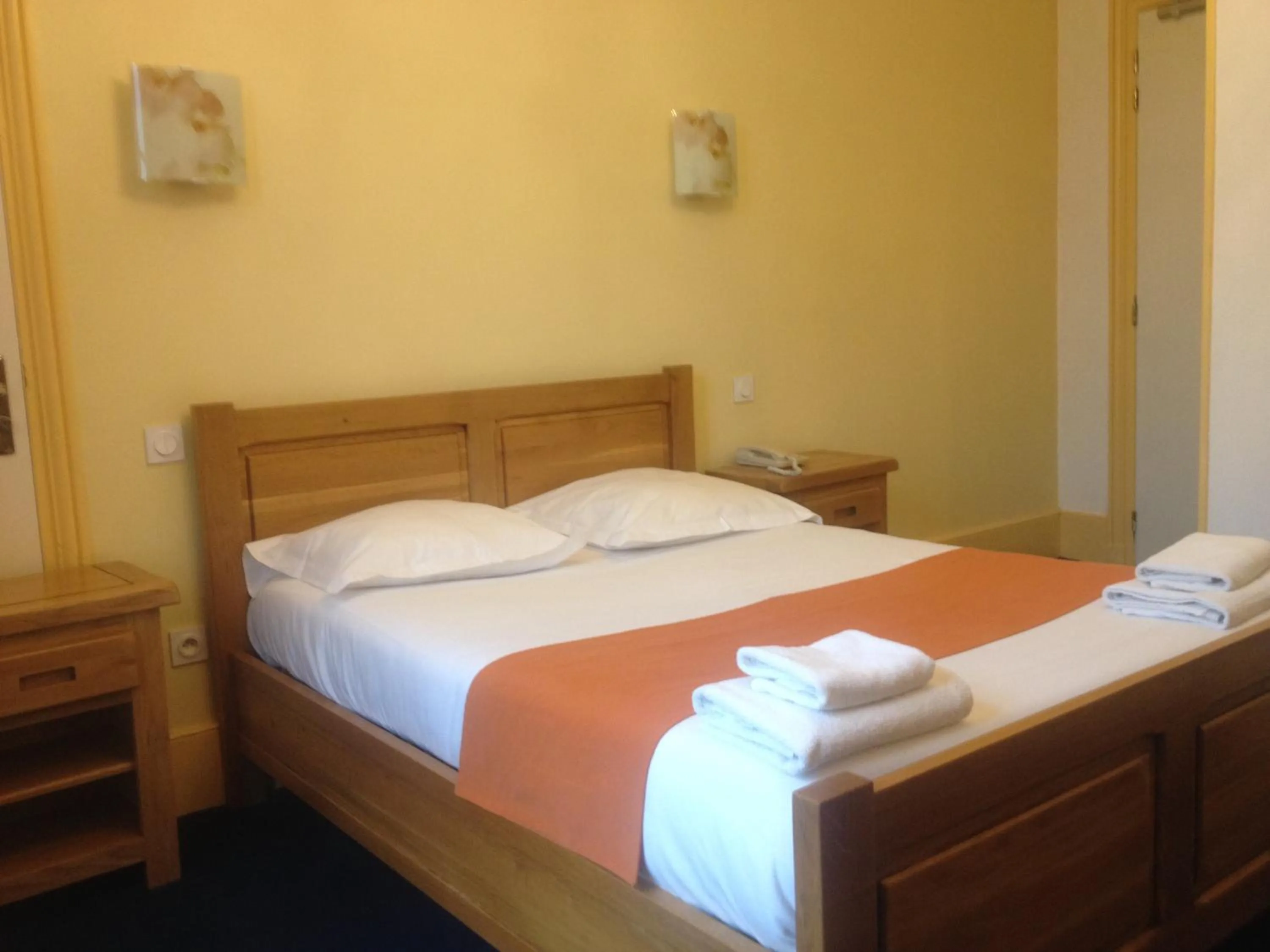 Bedroom, Bed in Hotel Couleurs Sud Centre-ville Gare Charleville-Mézières