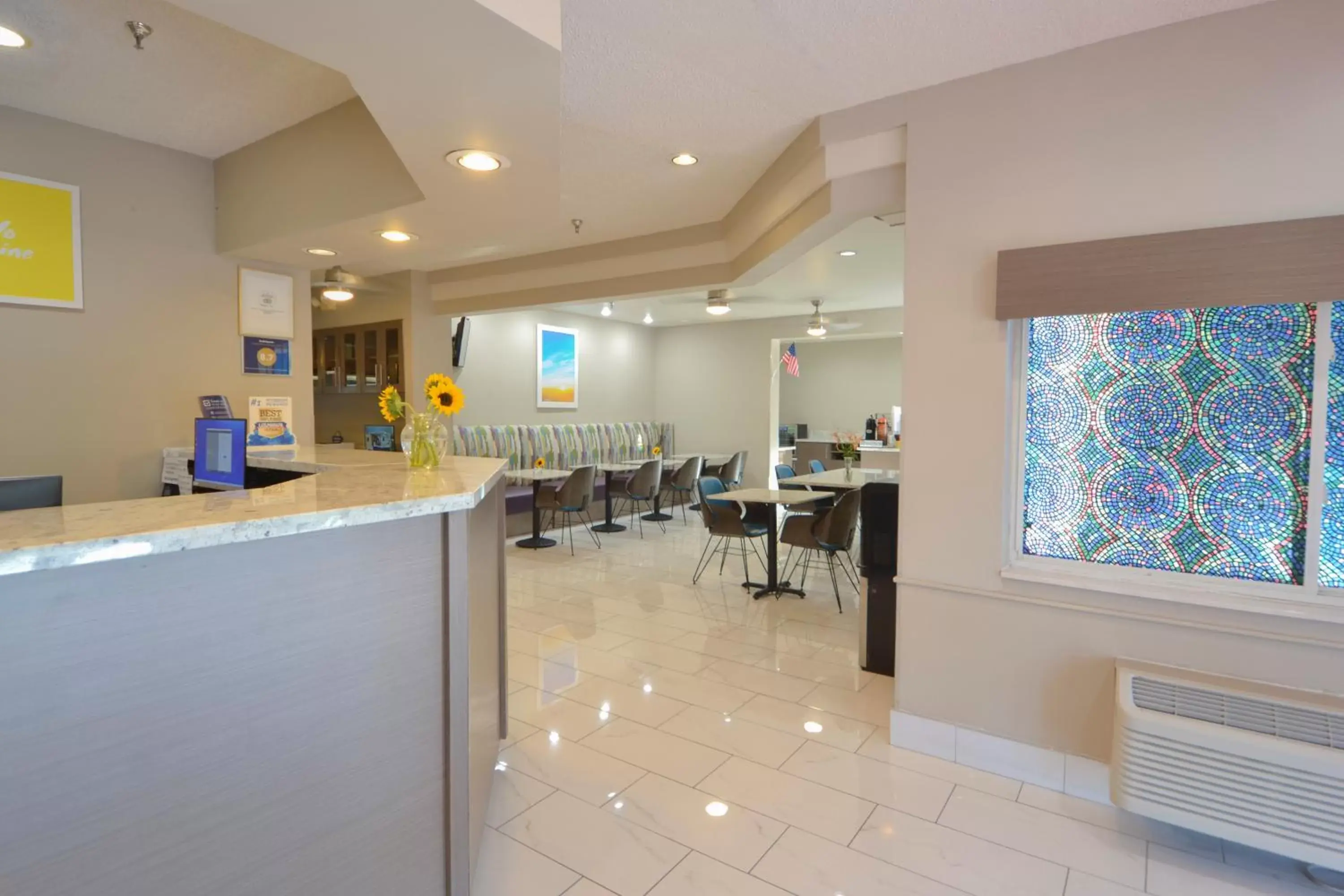 Property building, Restaurant/Places to Eat in Days Inn & Suites by Wyndham Airport Albuquerque