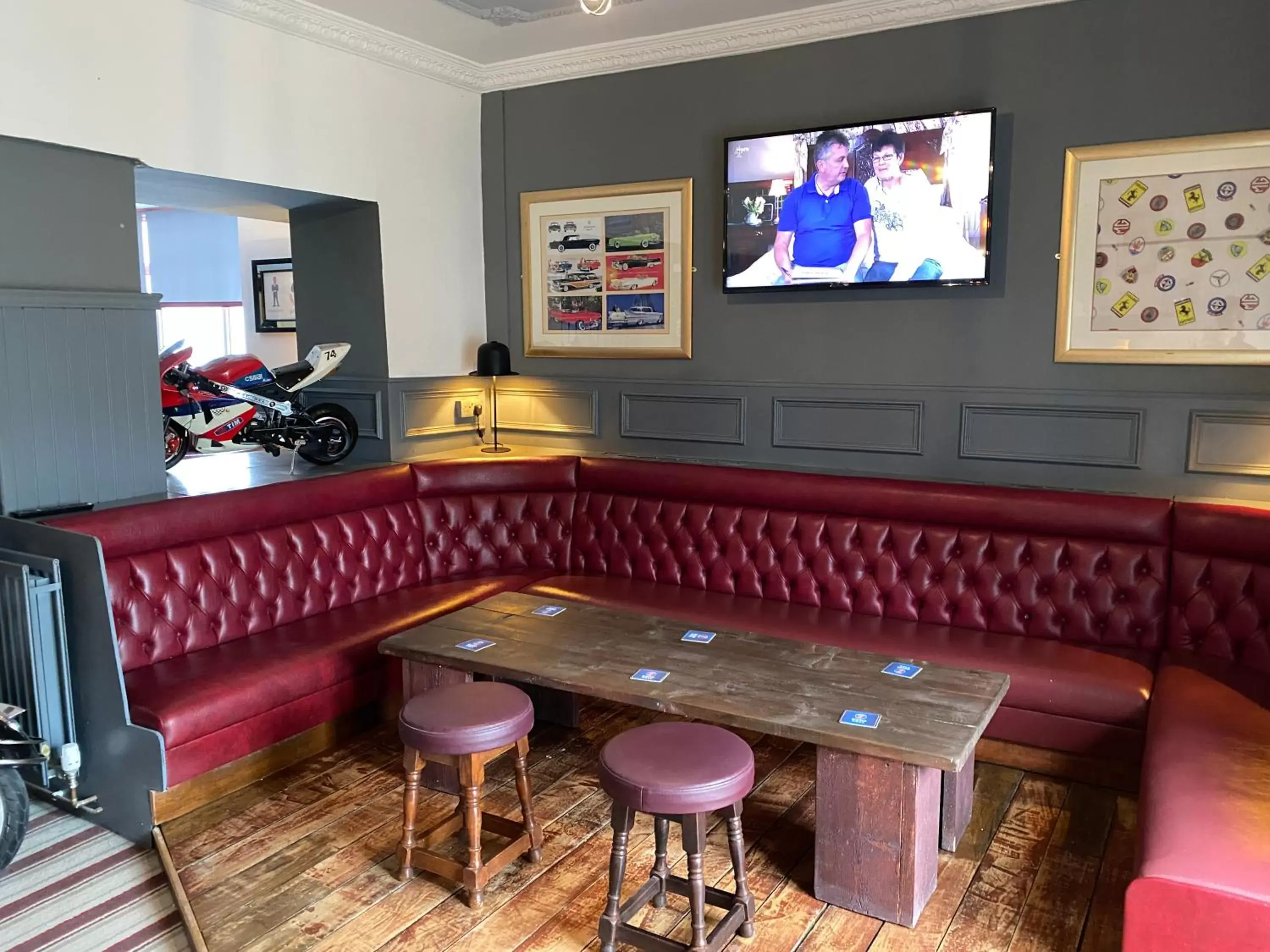 Lounge or bar, Seating Area in The Crossroads Inn