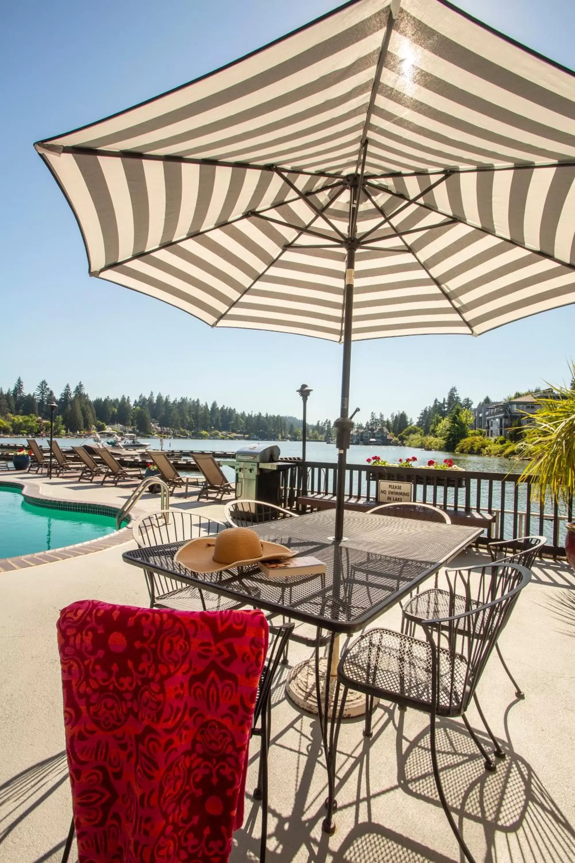 Swimming Pool in Lakeshore Inn