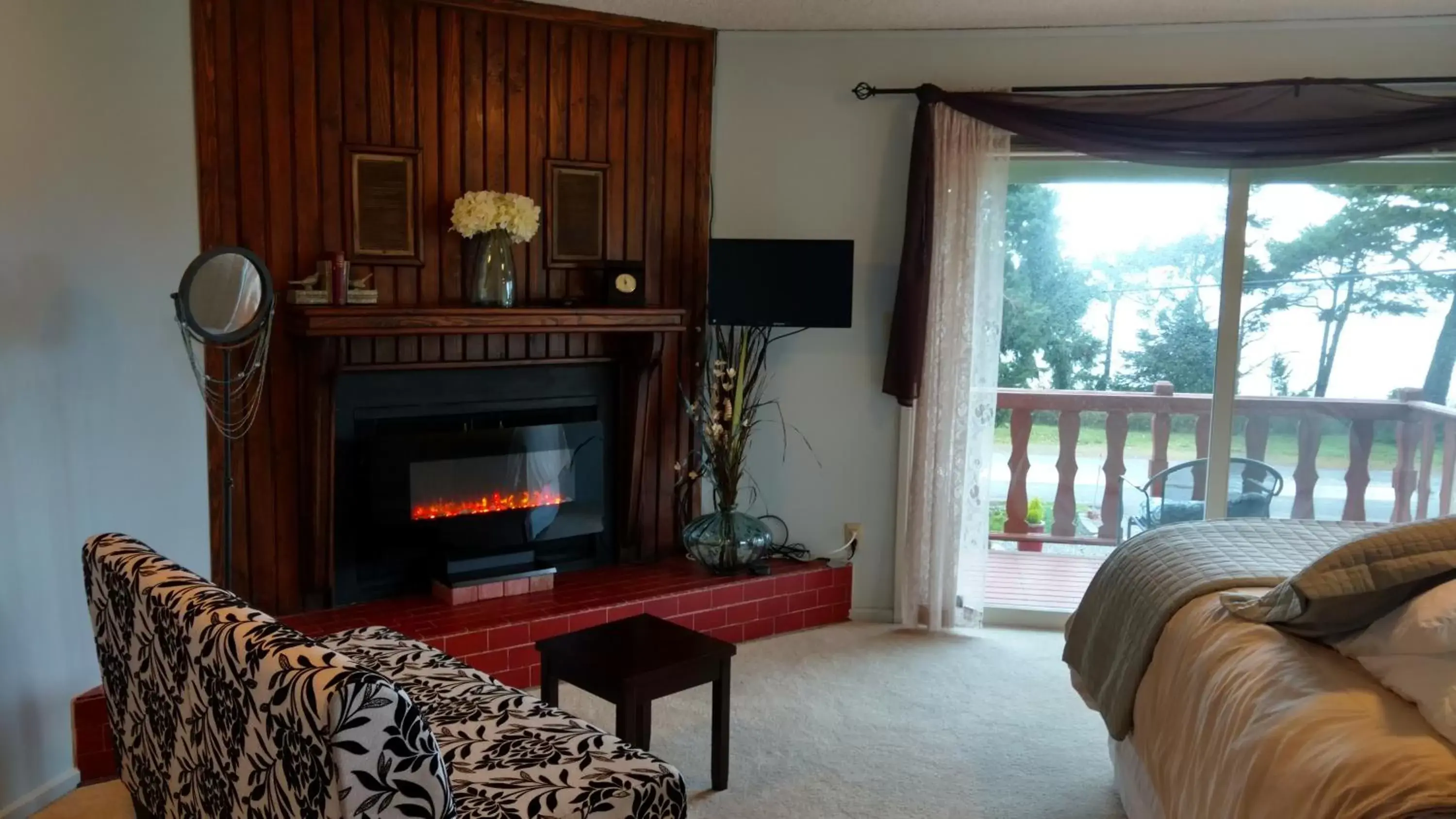 Photo of the whole room, Seating Area in Greenhouse Inn by the Bay