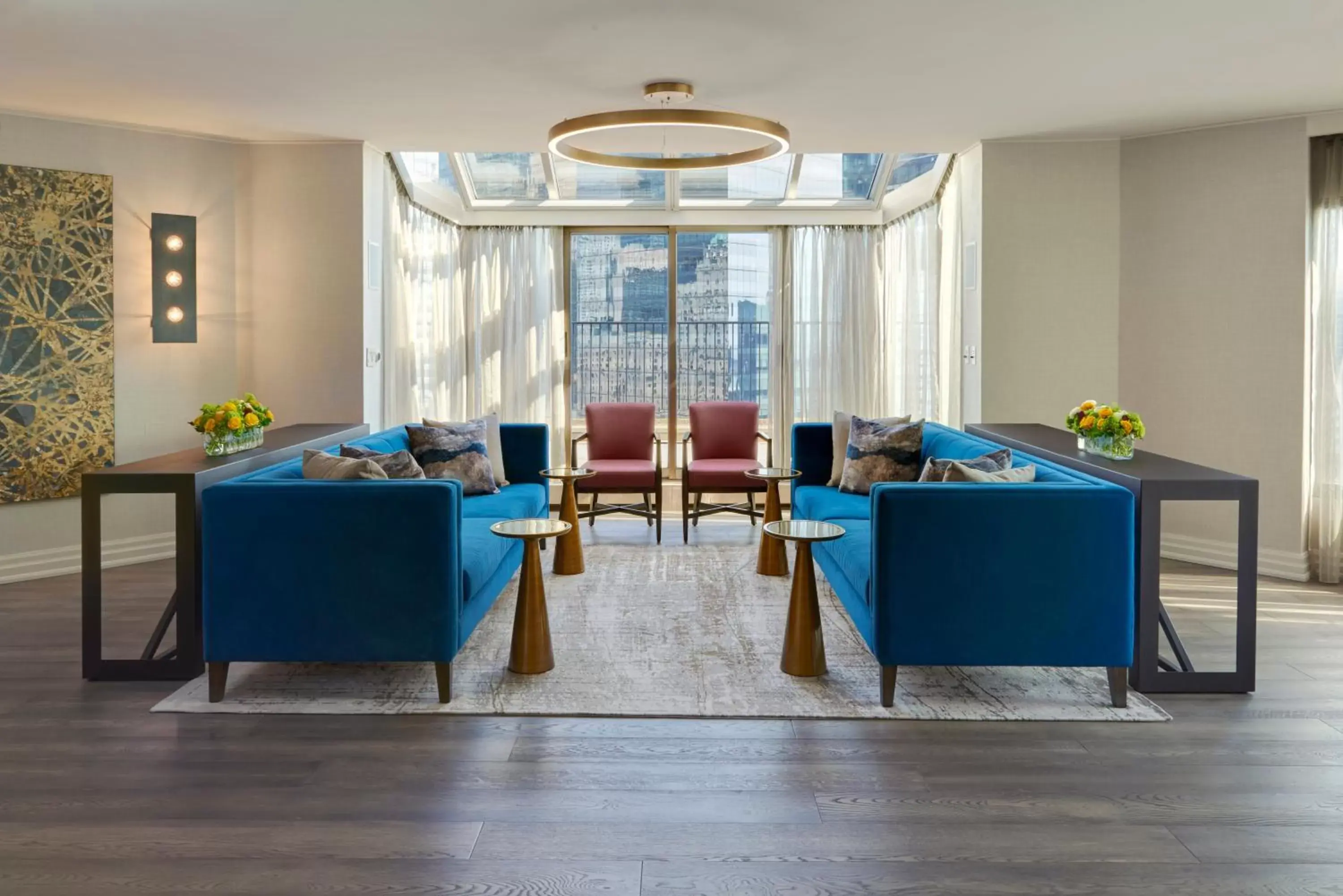 Photo of the whole room, Seating Area in InterContinental Toronto Centre, an IHG Hotel