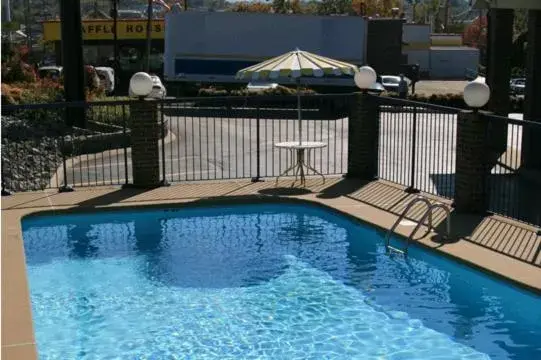 Swimming pool in Days Inn by Wyndham Nashville N Opryland/Grand Ole Opry Swimming pool in Days Inn by Wyndham Nashville N Opryland/Grand Ole Opry