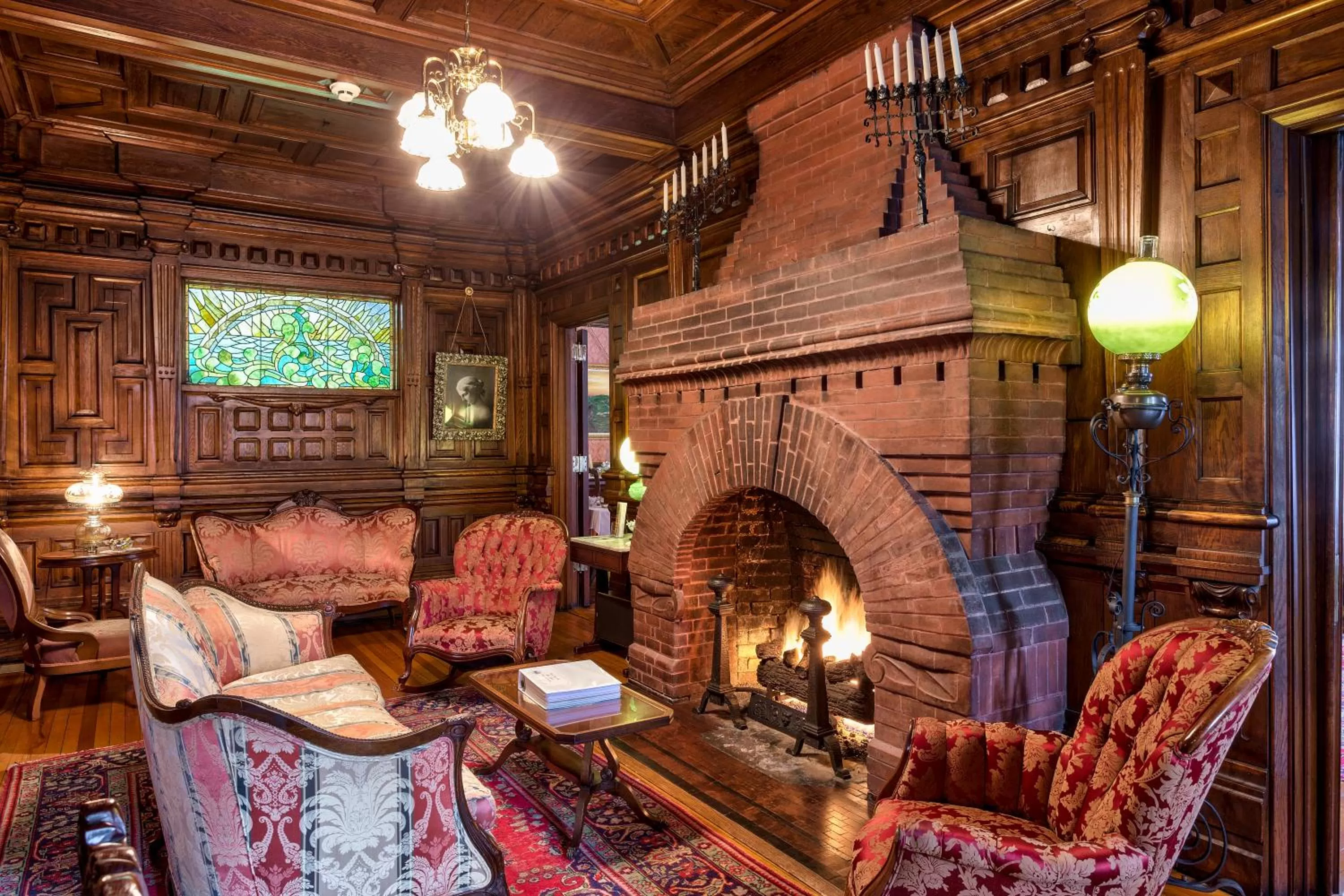 Living room in Cedar Crest Inn