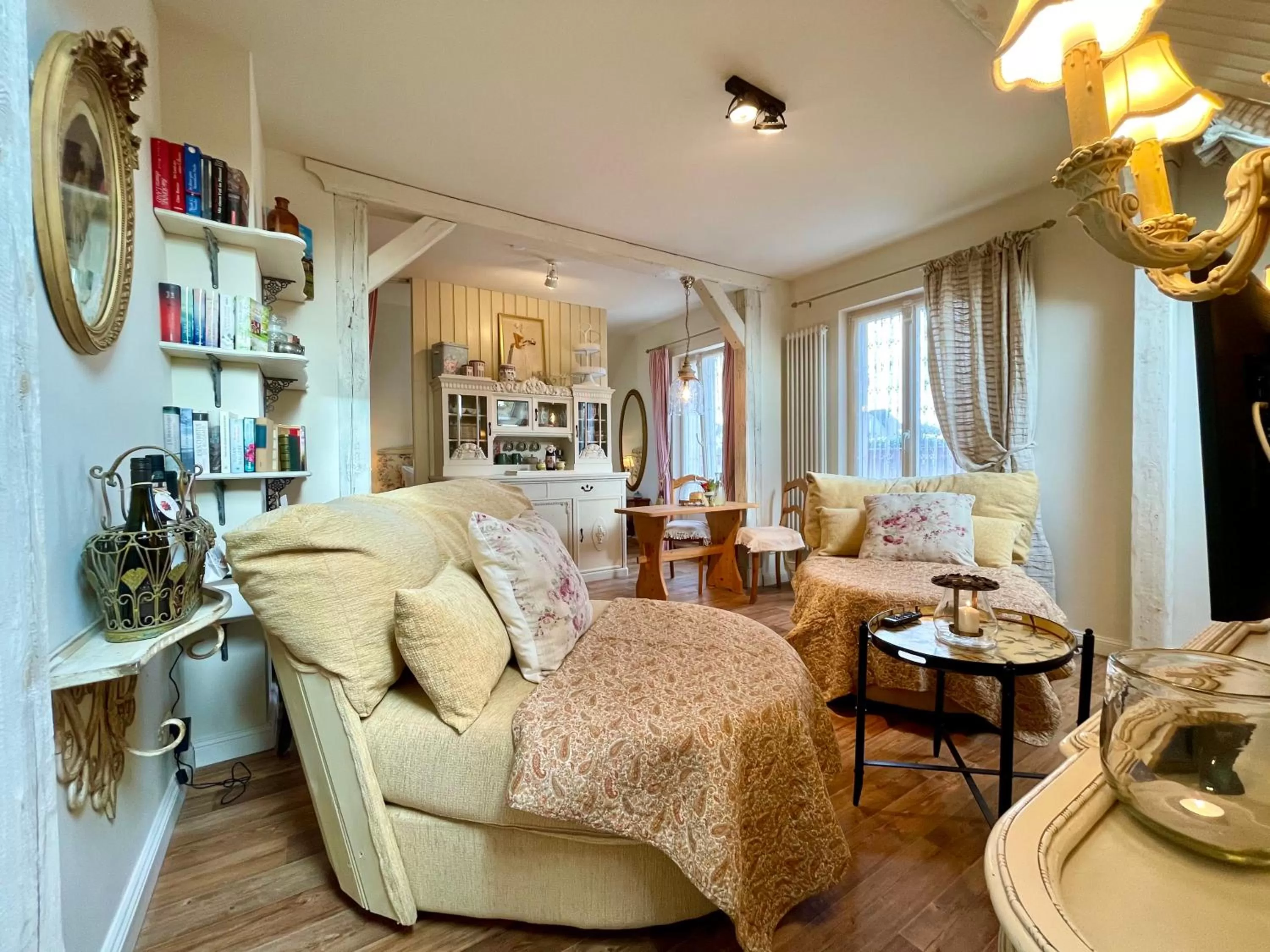 Kitchen or kitchenette, Seating Area in Weißt Du noch - Gästehäuser & Suiten