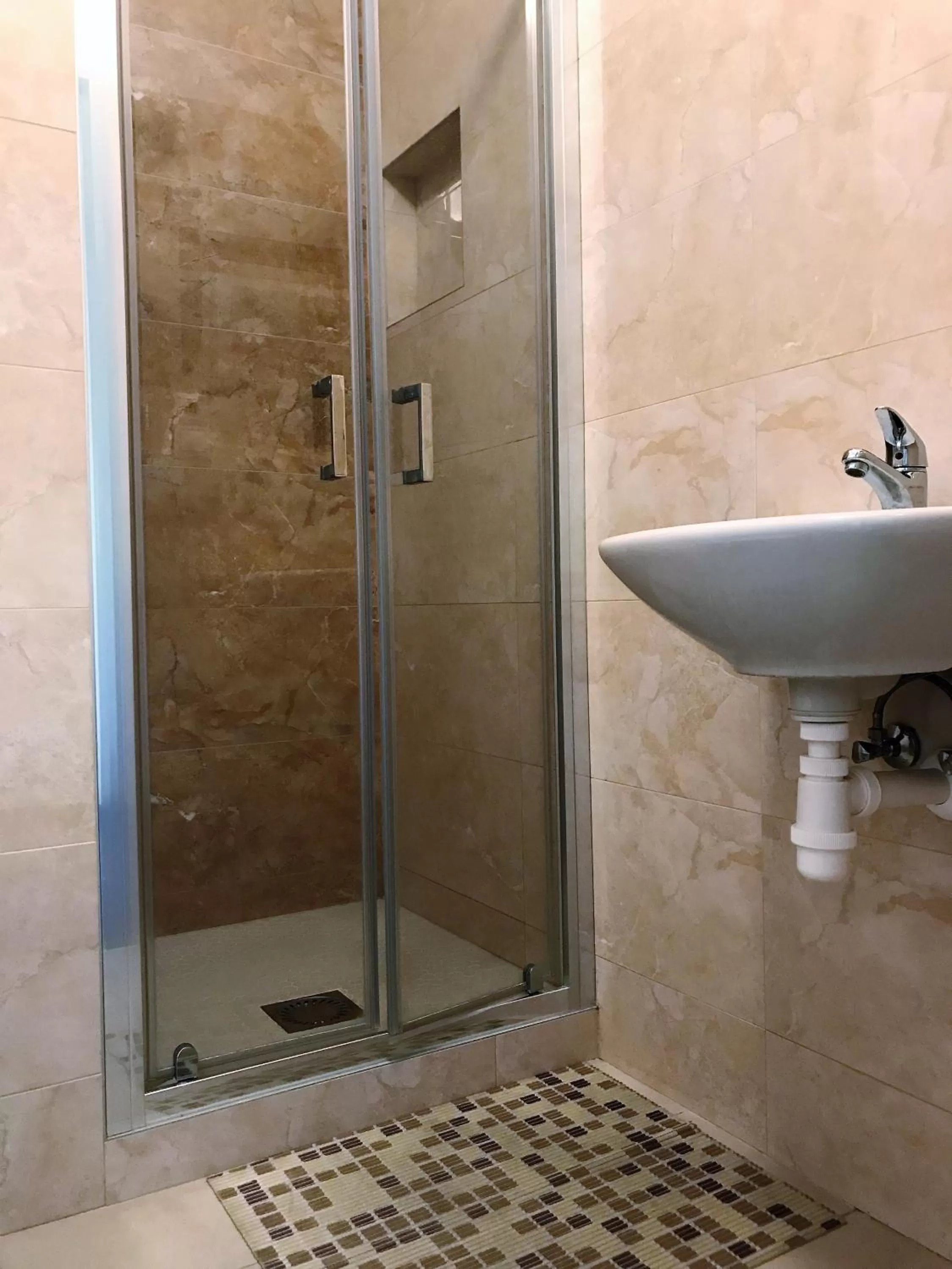 Bathroom in City Hotel B&B, reception 24 7, 800m od-from R1, free parking
