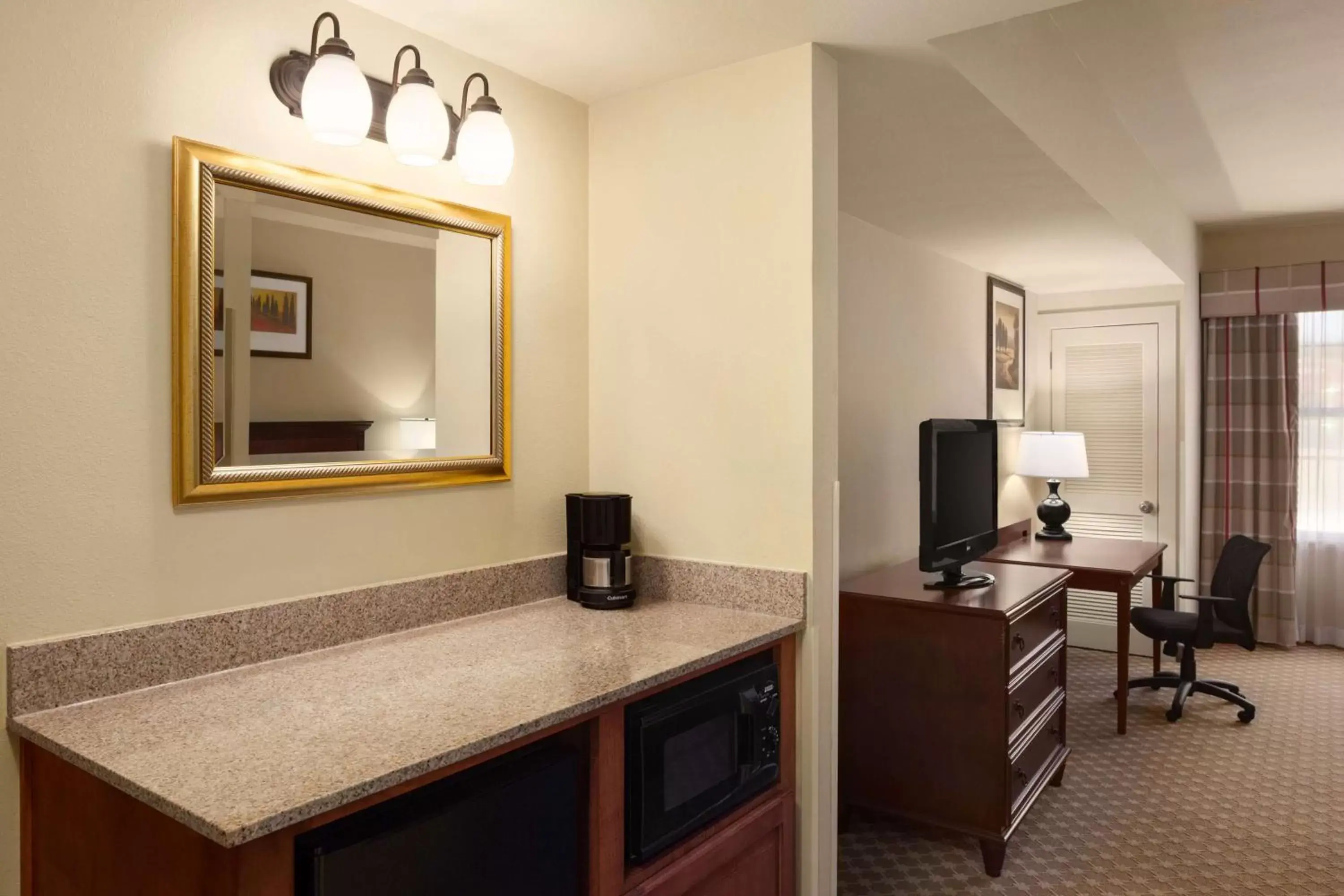 Photo of the whole room, Kitchen/Kitchenette in Country Inn & Suites by Radisson, Crestview, FL