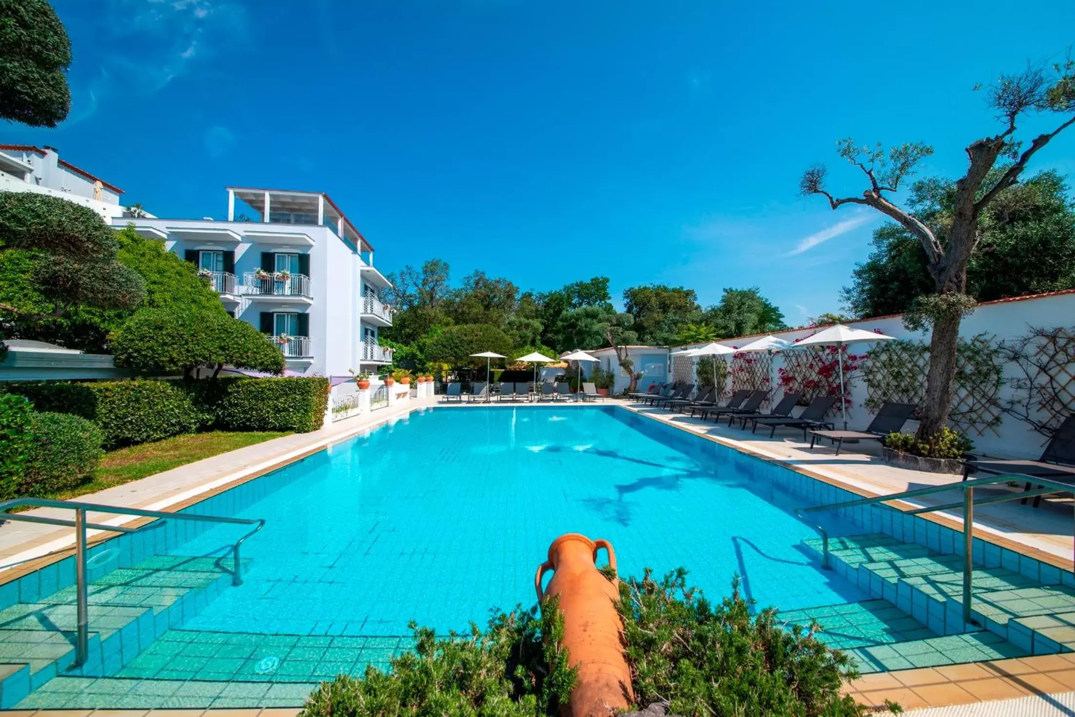 Swimming Pool in Hotel Villa Durrueli Resort & Spa