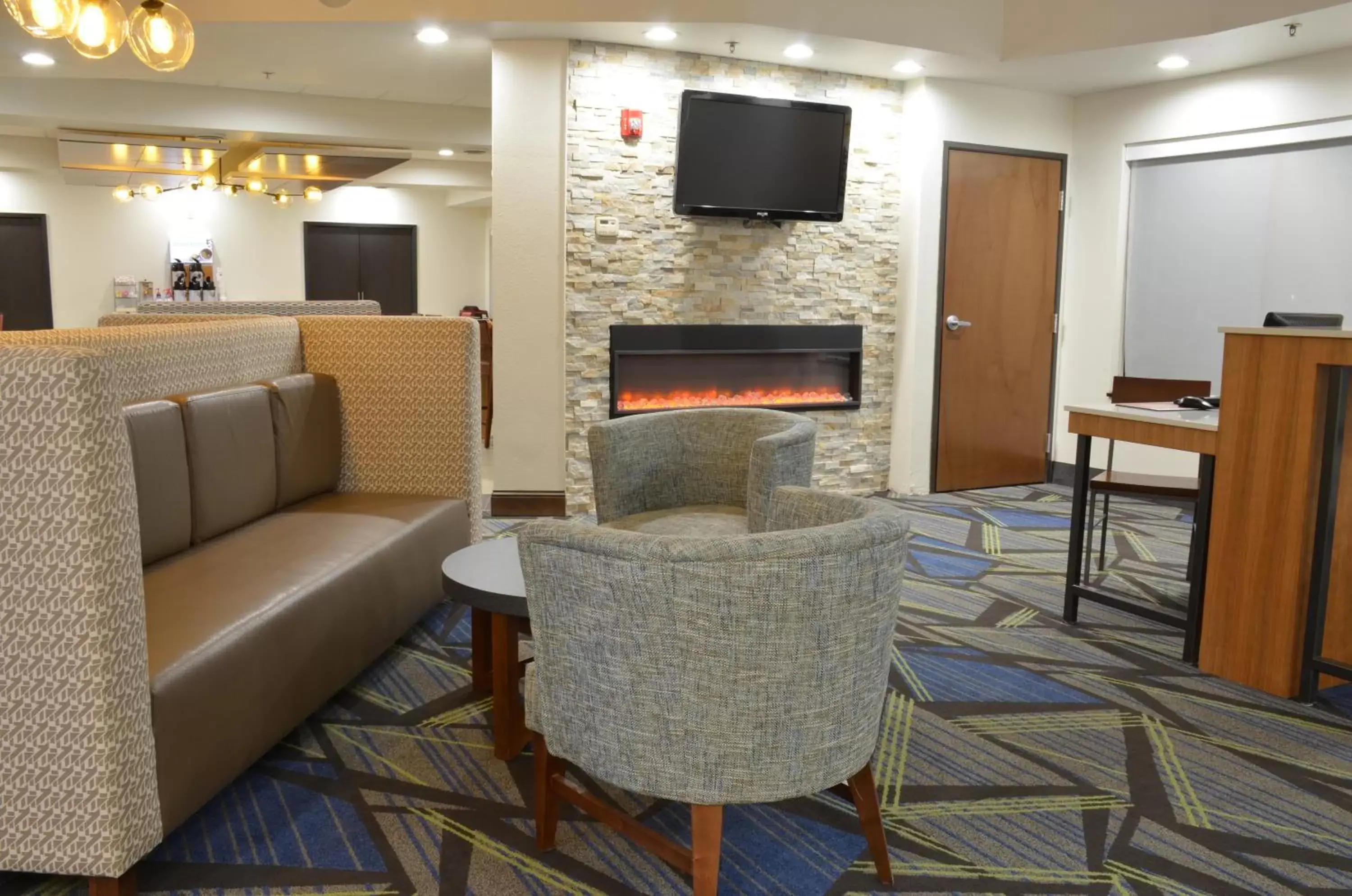 Lobby or reception, Seating Area in Holiday Inn Express- Waterloo/Cedar Falls, an IHG Hotel